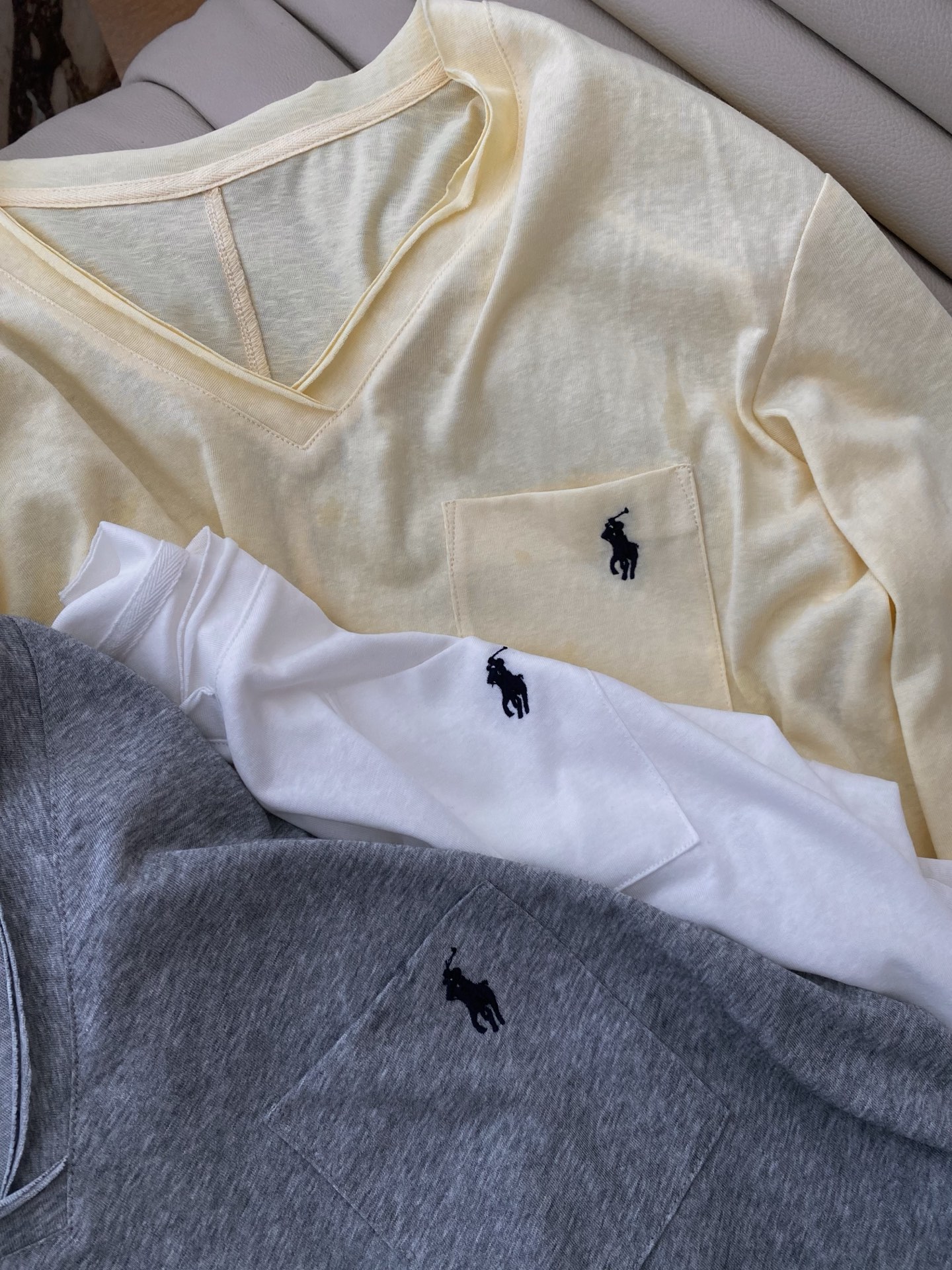 25。F秋冬 Polo刺绣V领休闲T恤 料子采用棉质混纺棉人气款原料 V领oversize版型 胸前口袋