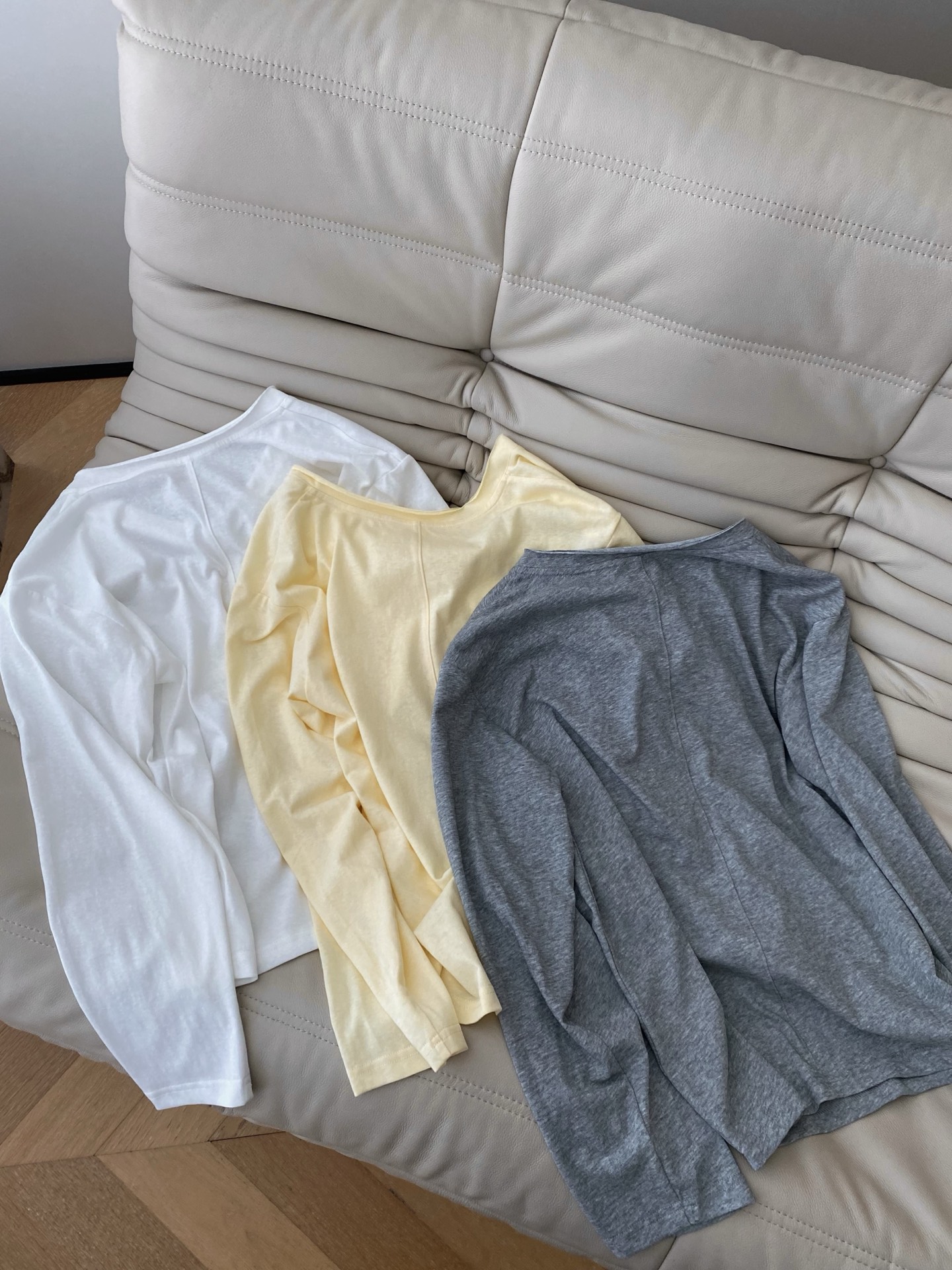 25。F秋冬 Polo刺绣V领休闲T恤 料子采用棉质混纺棉人气款原料 V领oversize版型 胸前口袋