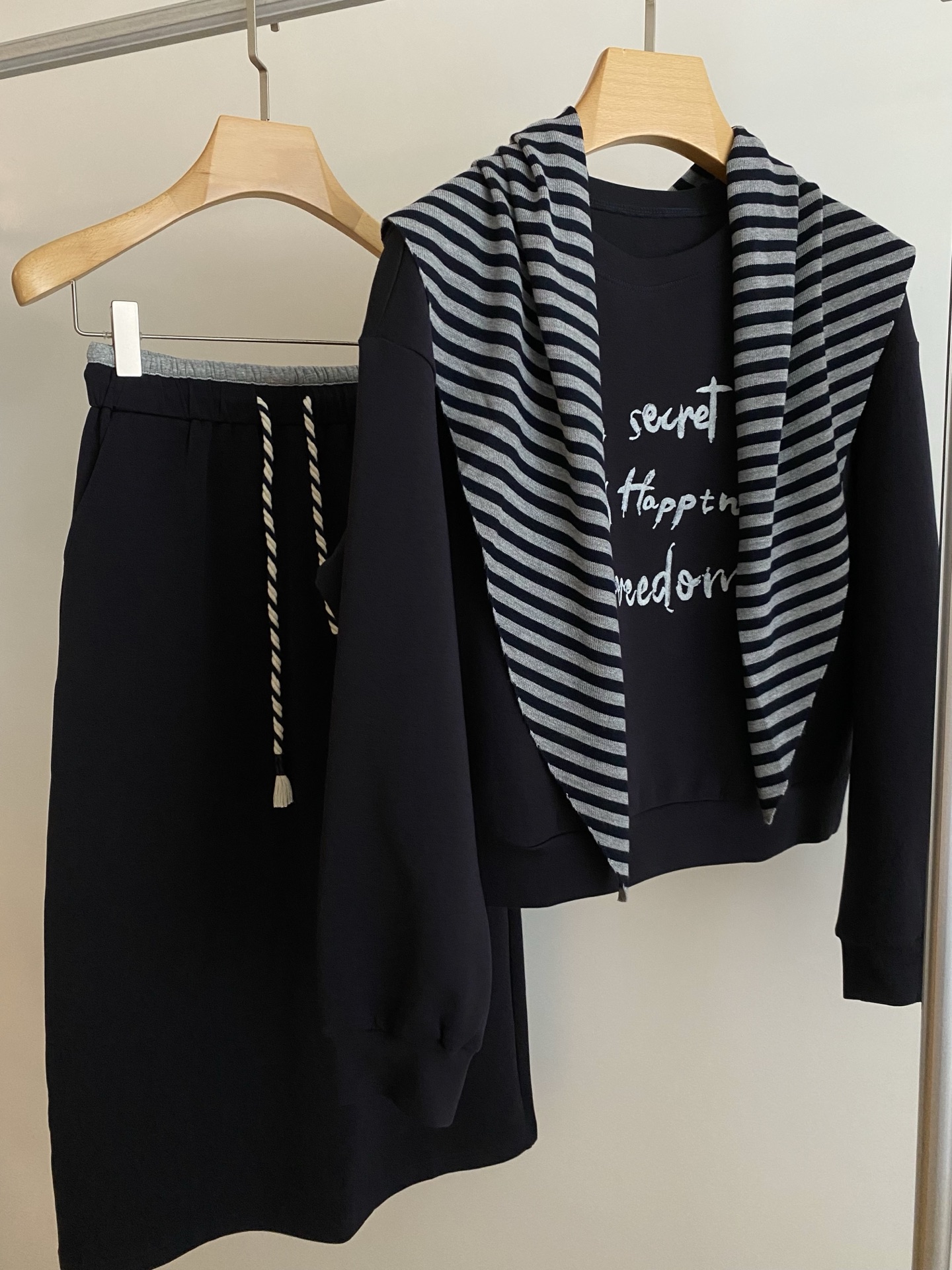 Elegant Women's Two-Piece Set: Korean Style Sweatshirt & Plaid Skirt Outfit 3 i1757154437421 5474 0 1