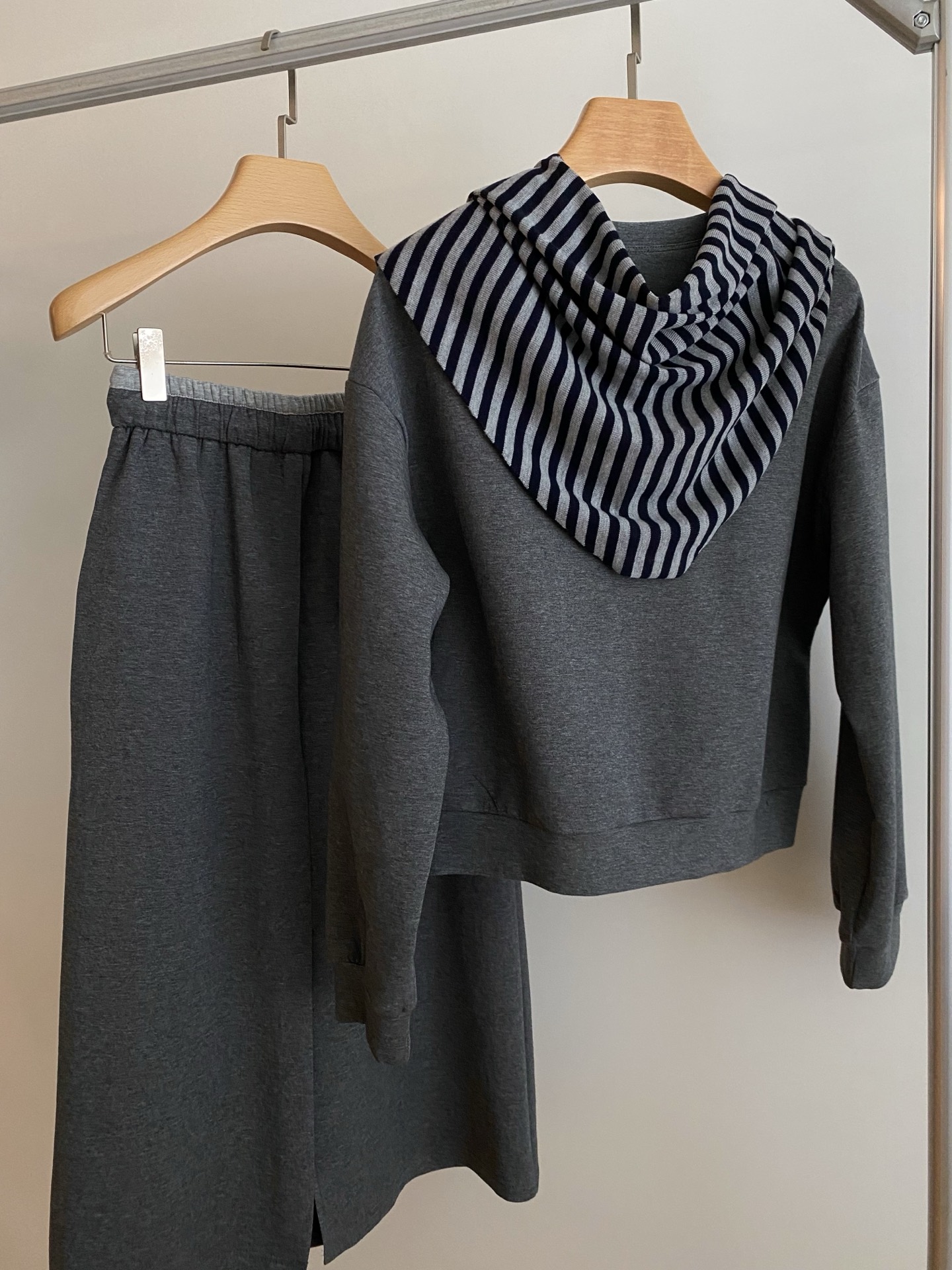 Elegant Women's Two-Piece Set: Korean Style Sweatshirt & Plaid Skirt Outfit 7 i1757154437421 609 0 5