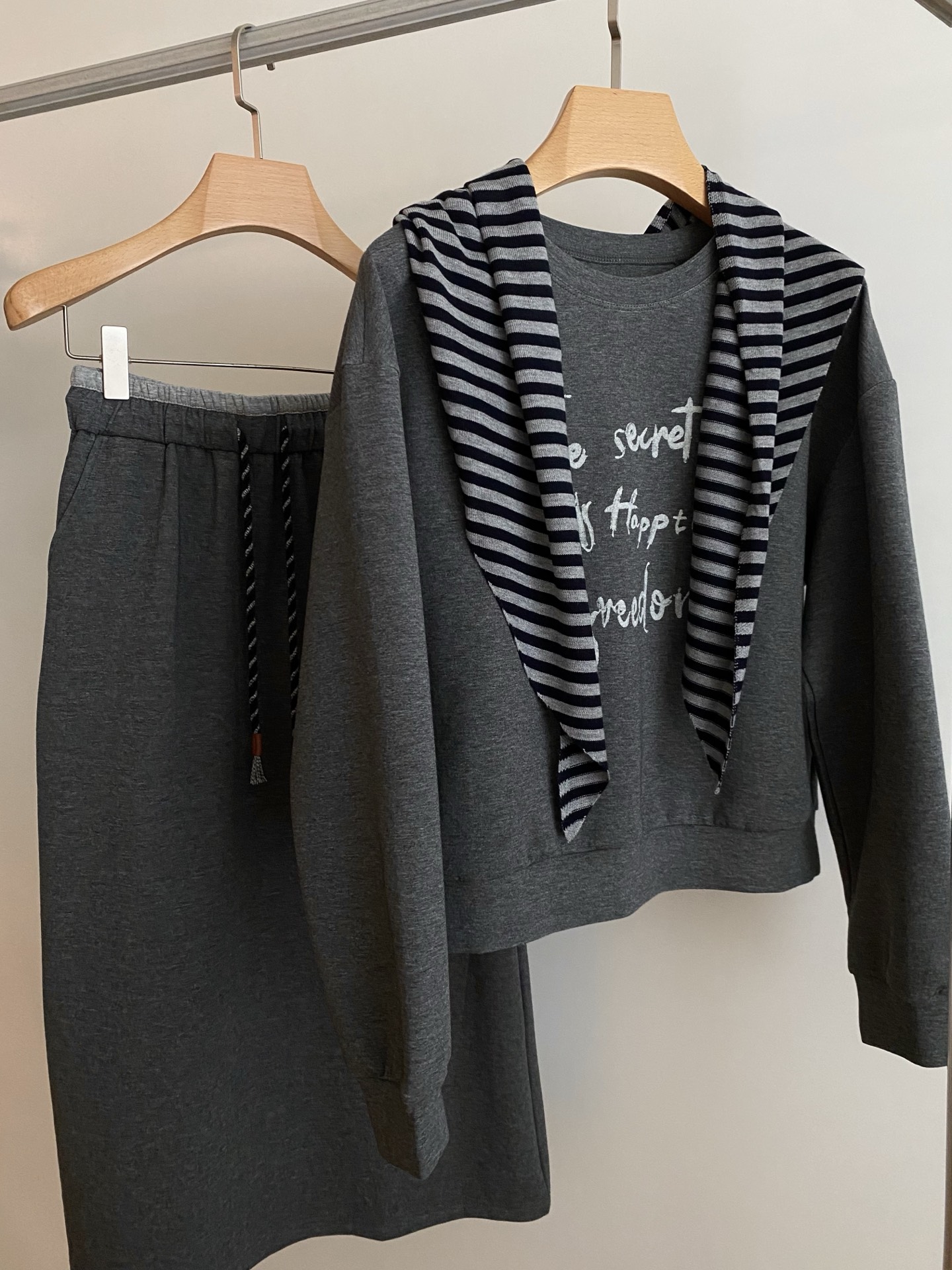 Elegant Women's Two-Piece Set: Korean Style Sweatshirt & Plaid Skirt Outfit 2 i1757154437421 8192 0 0