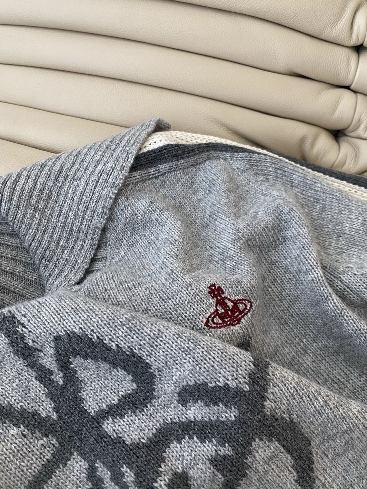 25。F秋冬新款 西太后女孩翻领毛衣 采用绵羊毛羊绒混纺 亲肤不扎身 宽松版绣有经典的logo标志 袖边