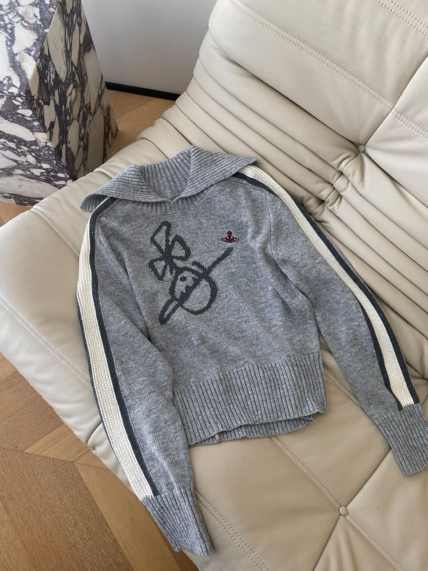 25。F秋冬新款 西太后女孩翻领毛衣 采用绵羊毛羊绒混纺 亲肤不扎身 宽松版绣有经典的logo标志 袖边