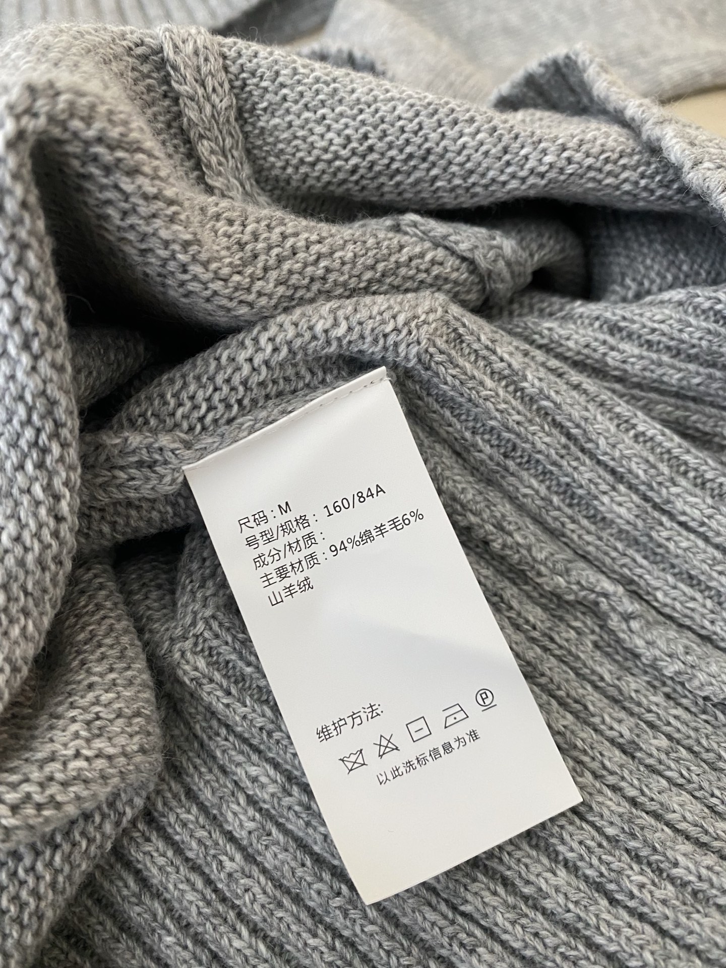 25。F秋冬新款 西太后女孩翻领毛衣 采用绵羊毛羊绒混纺 亲肤不扎身 宽松版绣有经典的logo标志 袖边