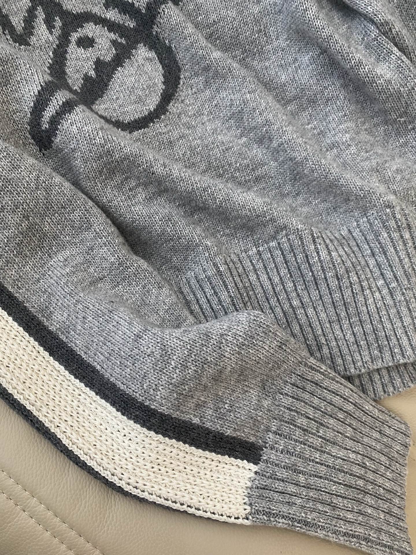 25。F秋冬新款 西太后女孩翻领毛衣 采用绵羊毛羊绒混纺 亲肤不扎身 宽松版绣有经典的logo标志 袖边