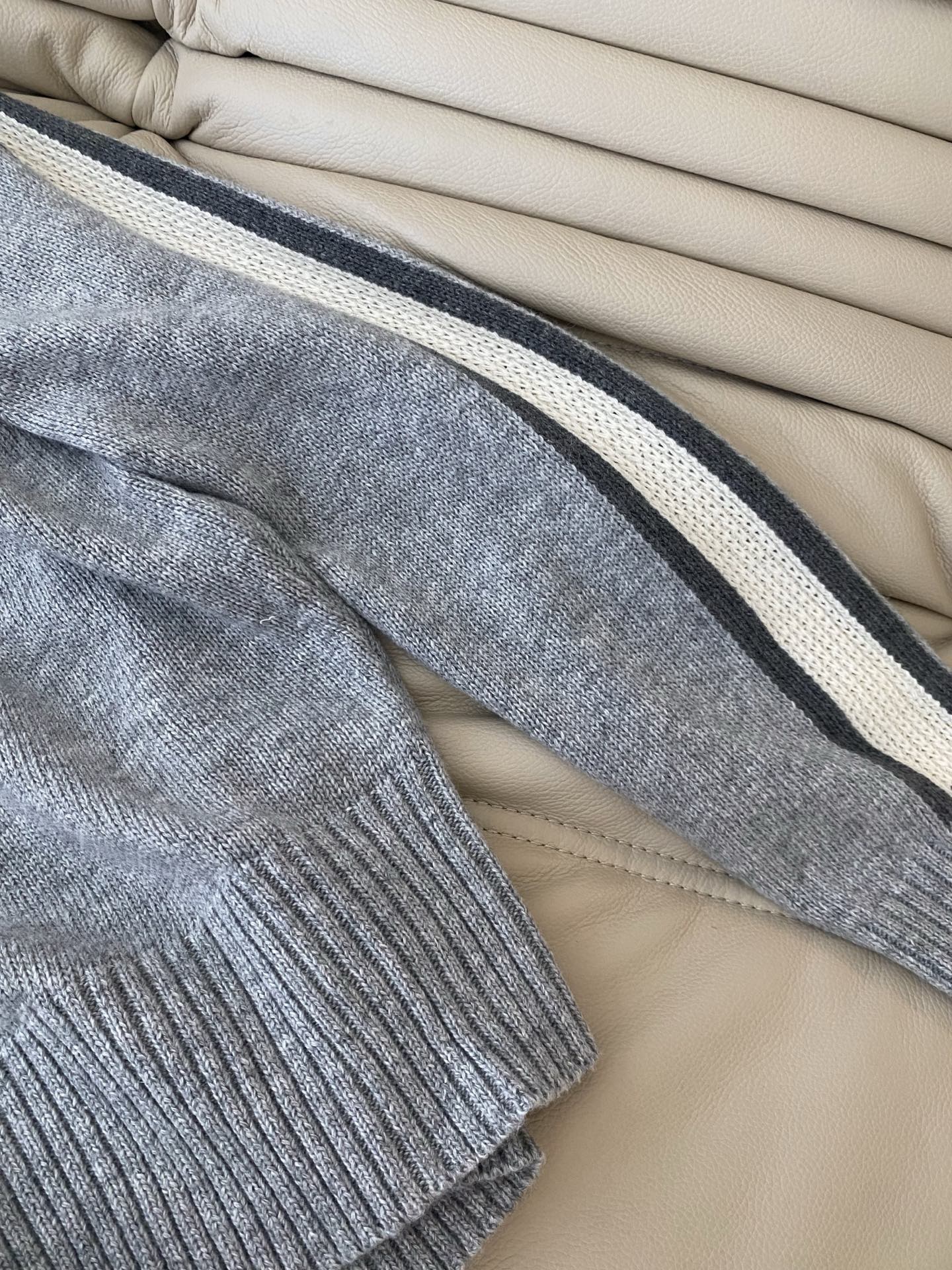 25。F秋冬新款 西太后女孩翻领毛衣 采用绵羊毛羊绒混纺 亲肤不扎身 宽松版绣有经典的logo标志 袖边