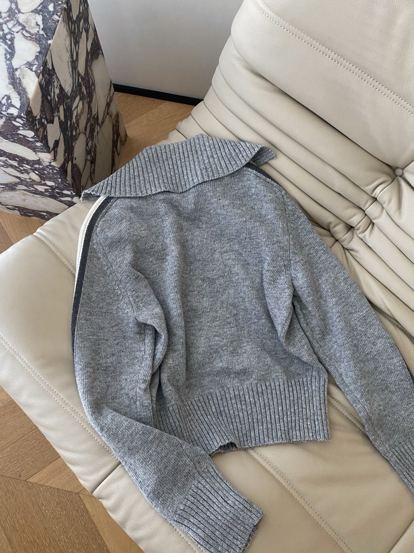 25。F秋冬新款 西太后女孩翻领毛衣 采用绵羊毛羊绒混纺 亲肤不扎身 宽松版绣有经典的logo标志 袖边