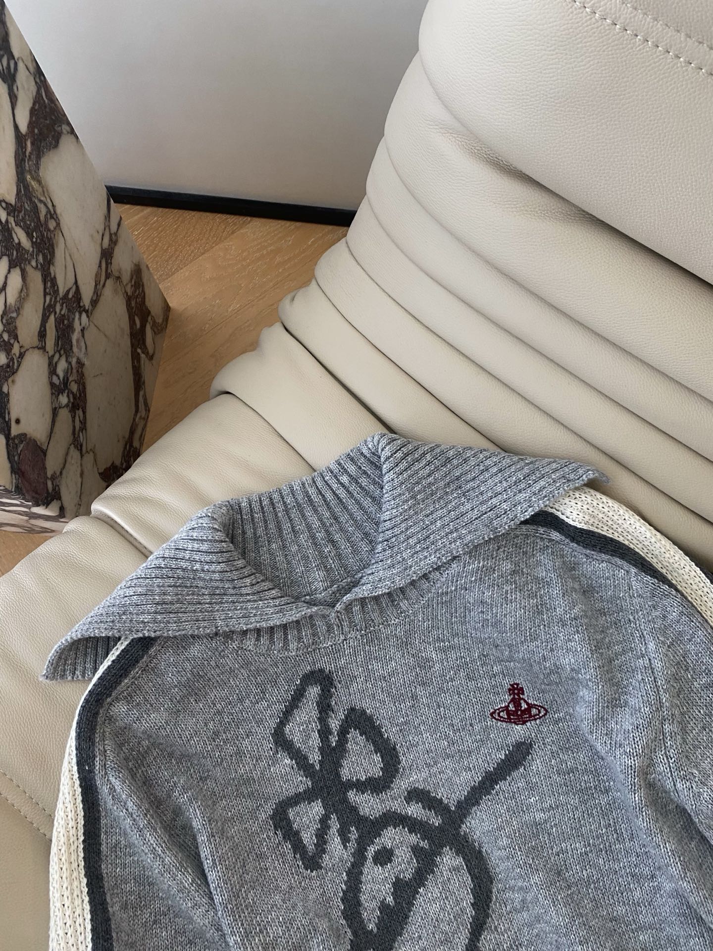 25。F秋冬新款 西太后女孩翻领毛衣 采用绵羊毛羊绒混纺 亲肤不扎身 宽松版绣有经典的logo标志 袖边