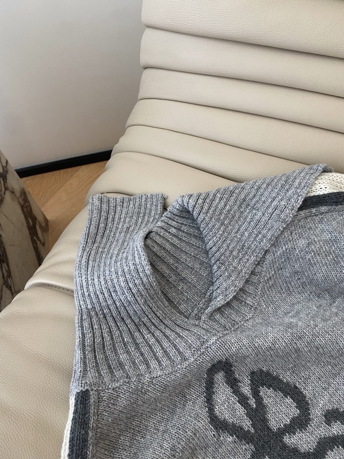 25。F秋冬新款 西太后女孩翻领毛衣 采用绵羊毛羊绒混纺 亲肤不扎身 宽松版绣有经典的logo标志 袖边