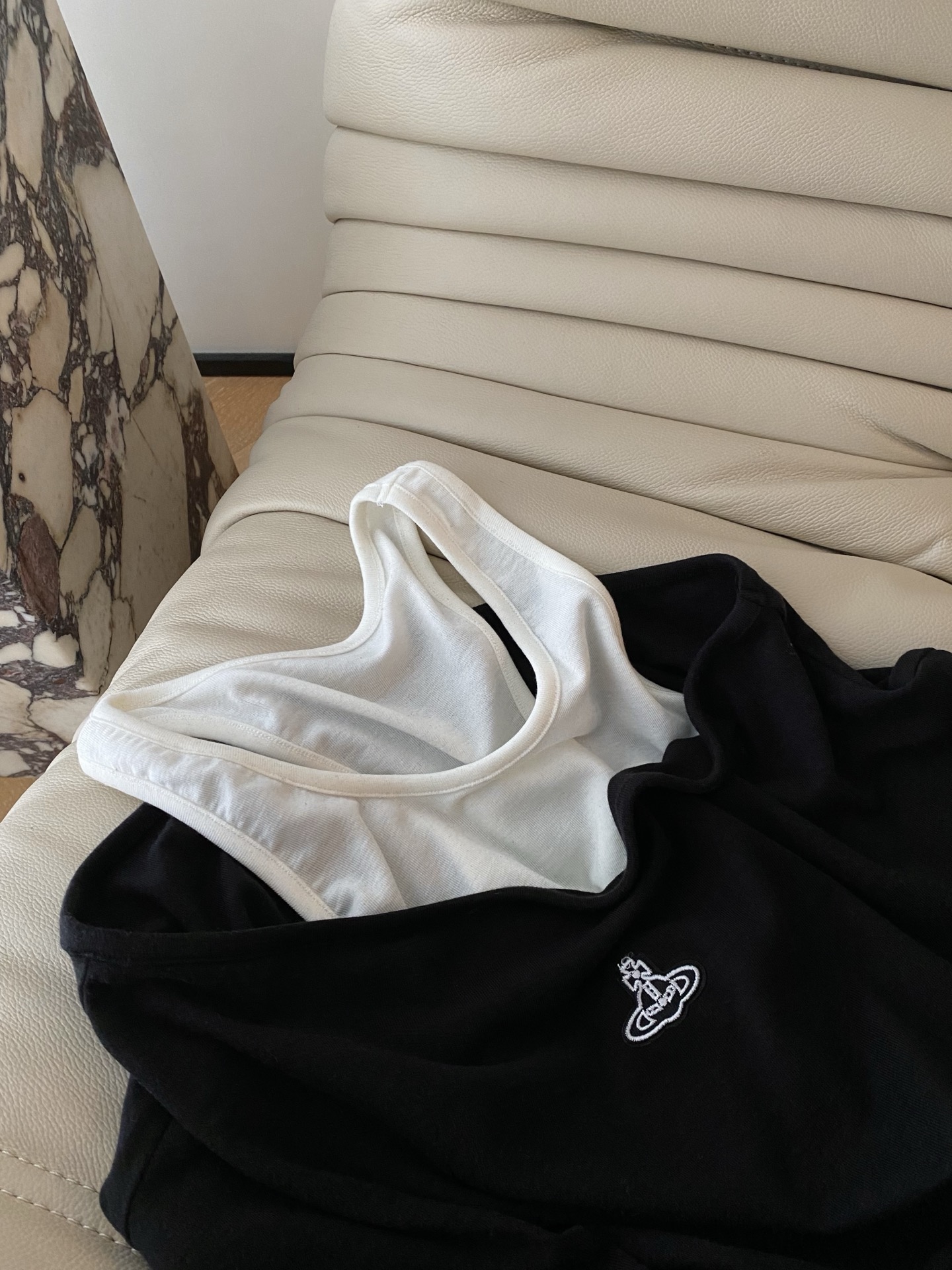 25。F秋冬 土星假两件式一字肩背心上衣 气质叠穿式背心式一字肩层次感叠穿 低调简约慵懒版型 面料柔软透