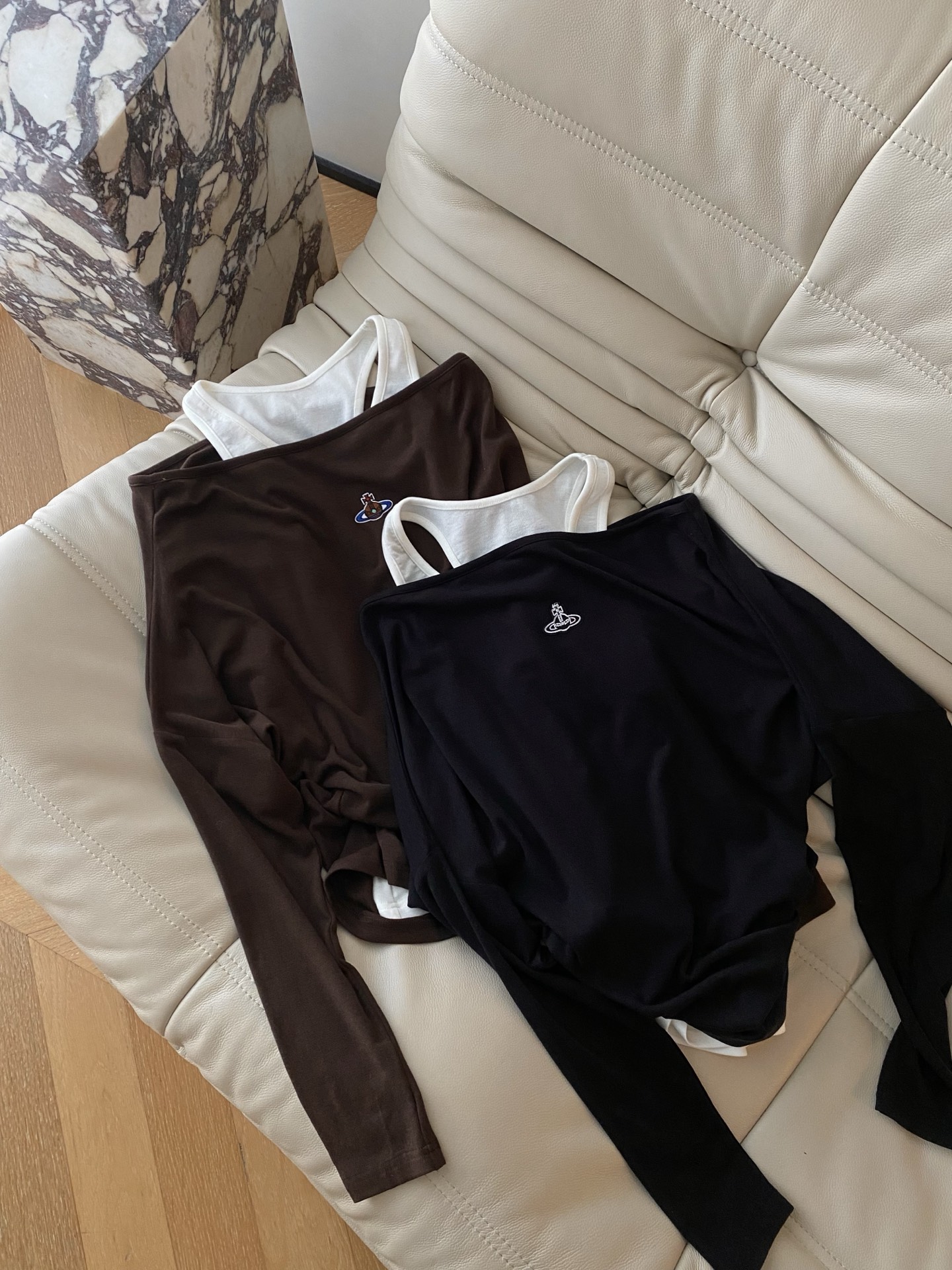 25。F秋冬 土星假两件式一字肩背心上衣 气质叠穿式背心式一字肩层次感叠穿 低调简约慵懒版型 面料柔软透