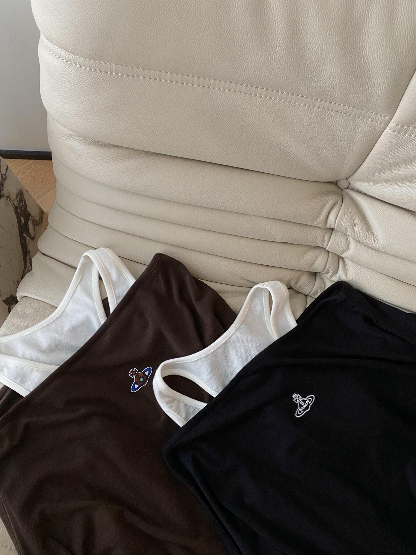 25。F秋冬 土星假两件式一字肩背心上衣 气质叠穿式背心式一字肩层次感叠穿 低调简约慵懒版型 面料柔软透