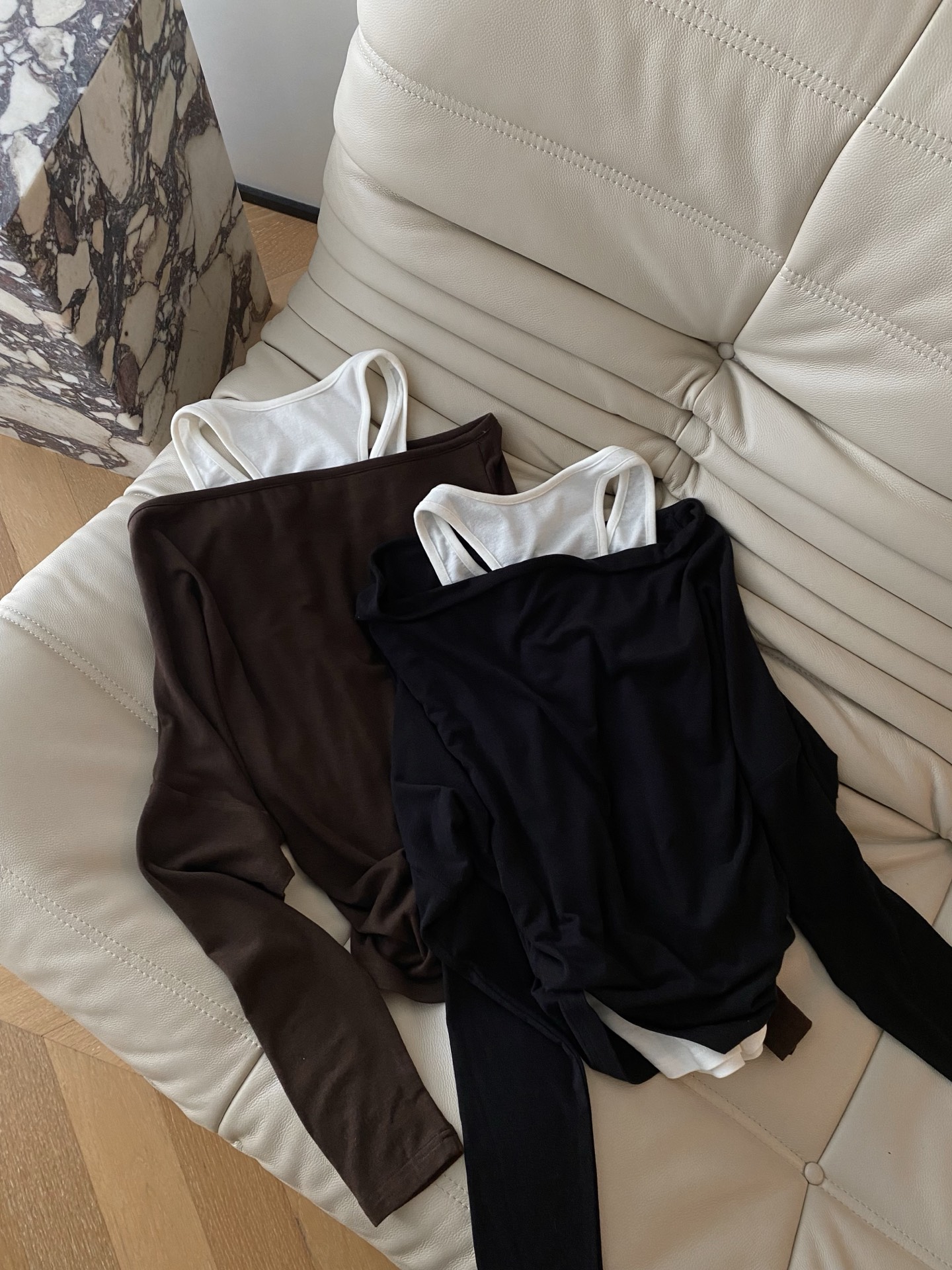 25。F秋冬 土星假两件式一字肩背心上衣 气质叠穿式背心式一字肩层次感叠穿 低调简约慵懒版型 面料柔软透