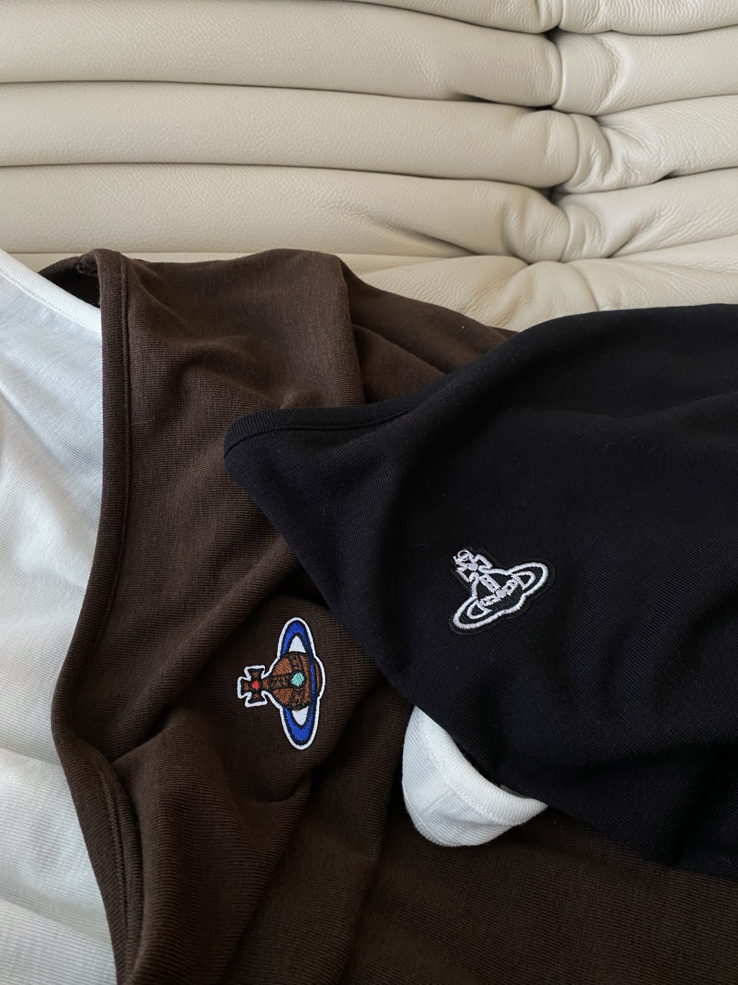 25。F秋冬 土星假两件式一字肩背心上衣 气质叠穿式背心式一字肩层次感叠穿 低调简约慵懒版型 面料柔软透