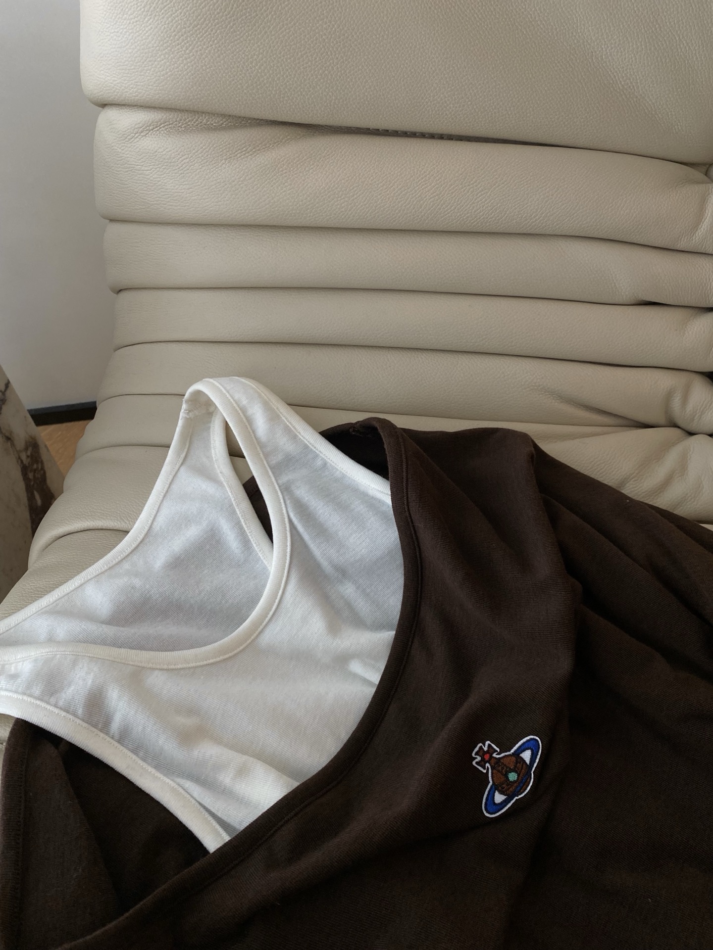 25。F秋冬 土星假两件式一字肩背心上衣 气质叠穿式背心式一字肩层次感叠穿 低调简约慵懒版型 面料柔软透