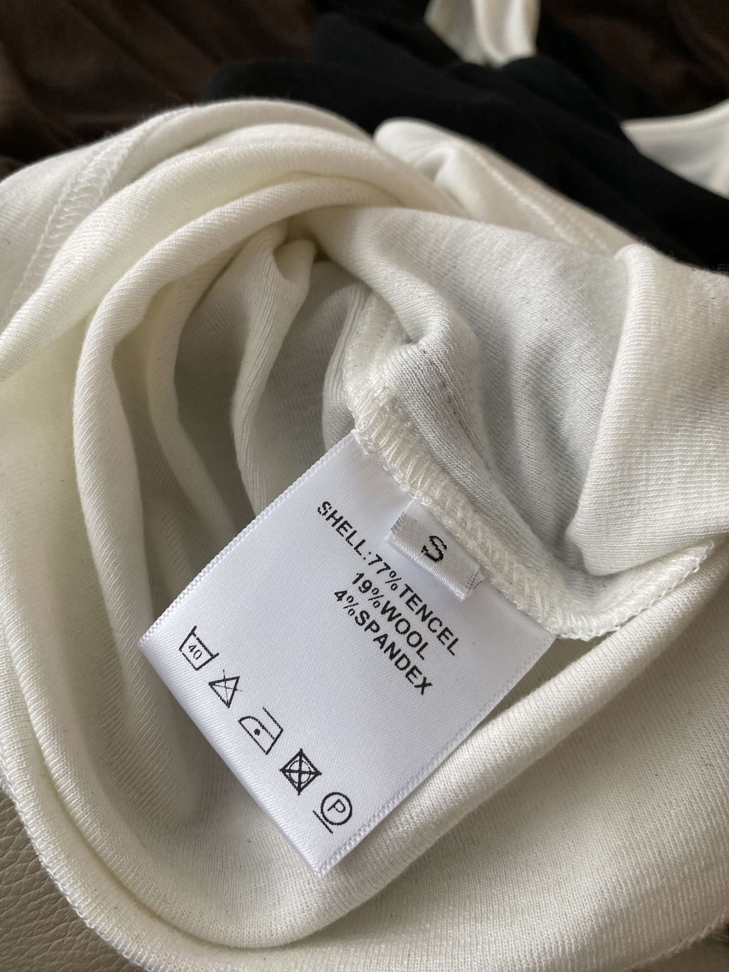 25。F秋冬 土星假两件式一字肩背心上衣 气质叠穿式背心式一字肩层次感叠穿 低调简约慵懒版型 面料柔软透