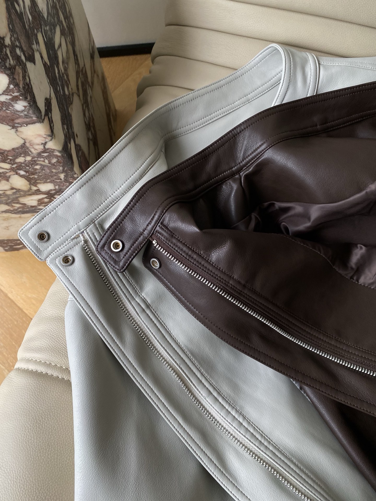 25。F秋冬蛋白皮夹克外套 这款夹克采用PU蛋白皮手感软糯不失筋骨感 醇厚的布朗尼棕和米灰色 经典的夹克