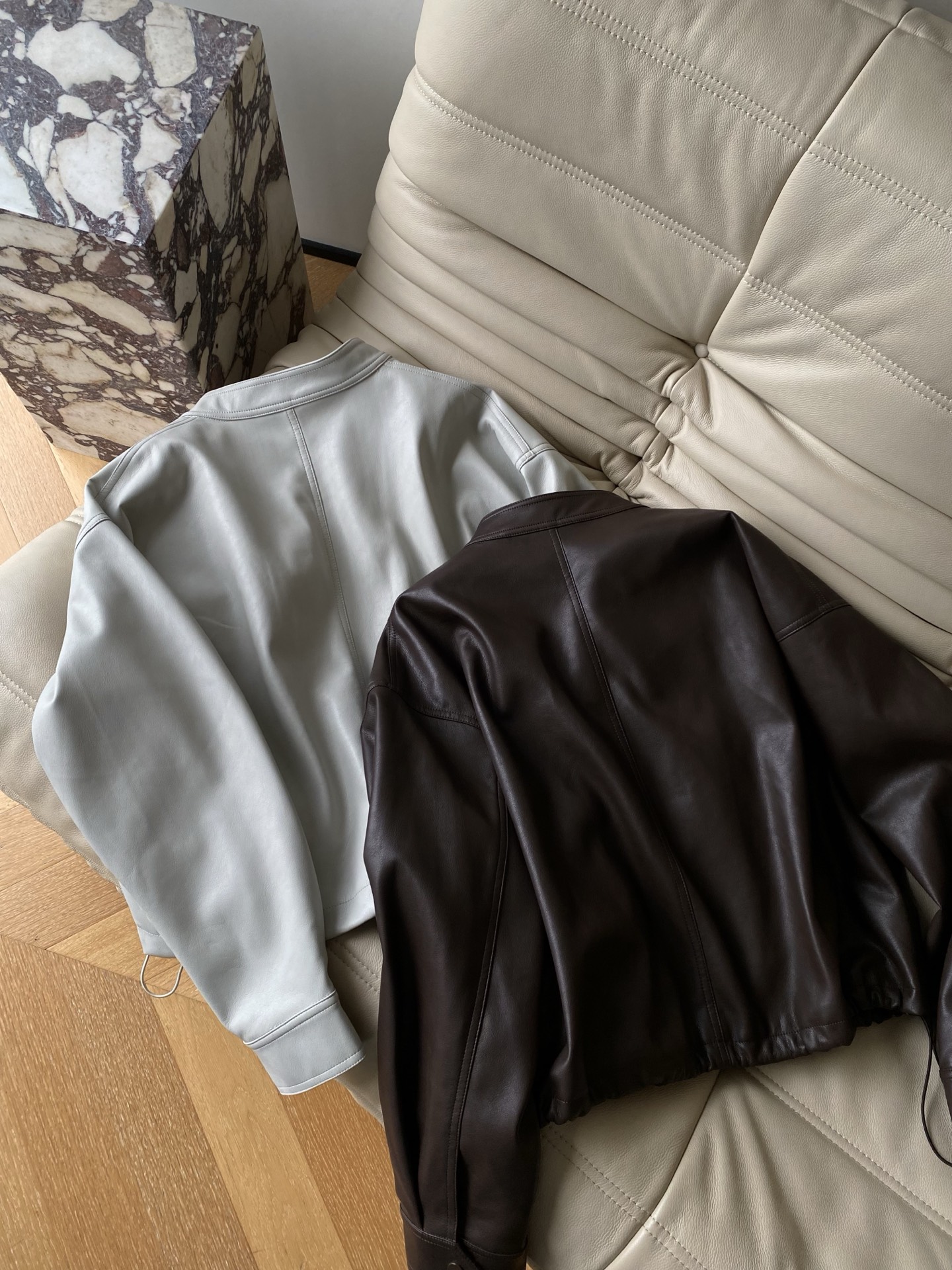 25。F秋冬蛋白皮夹克外套 这款夹克采用PU蛋白皮手感软糯不失筋骨感 醇厚的布朗尼棕和米灰色 经典的夹克