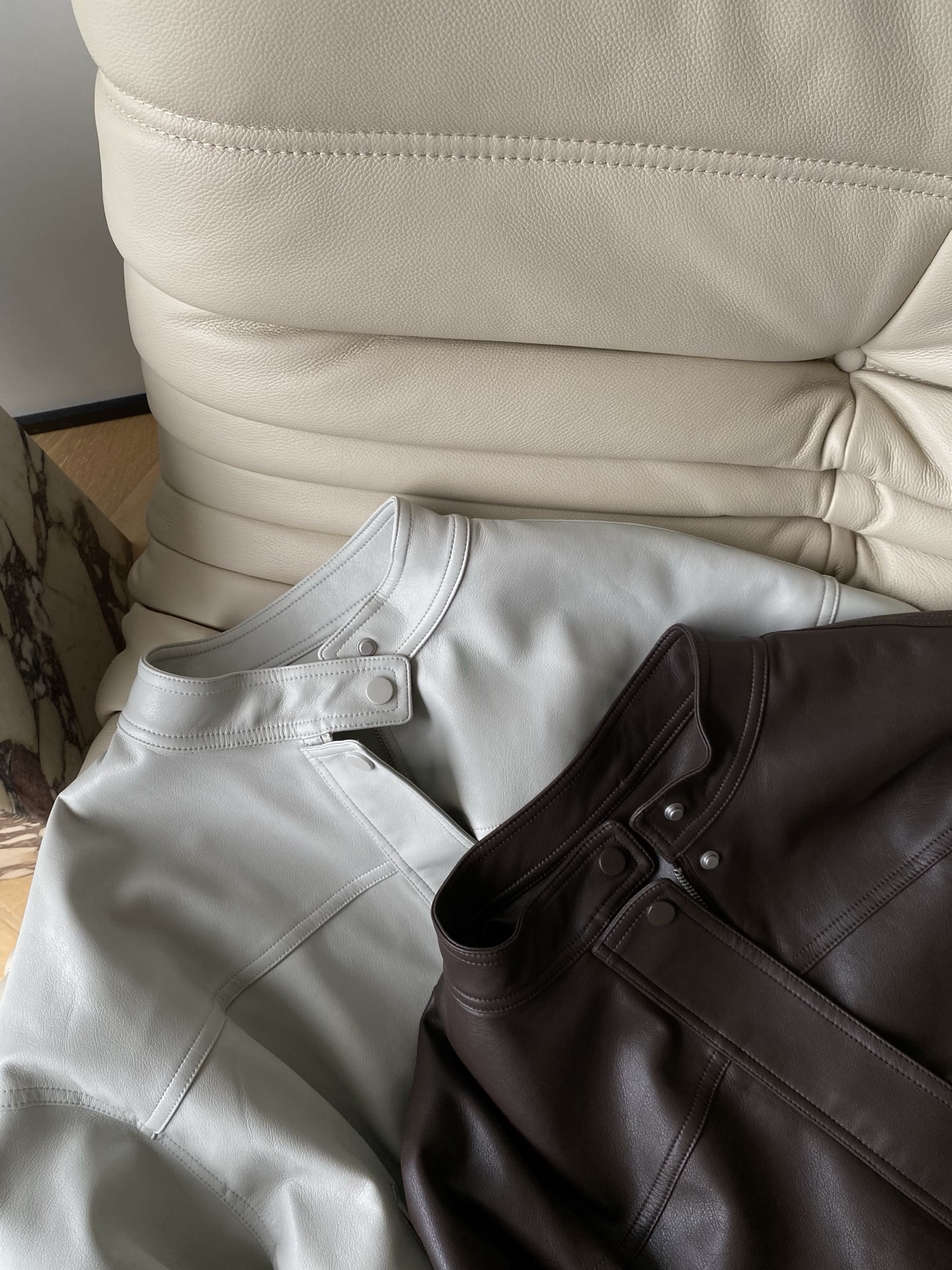 25。F秋冬蛋白皮夹克外套 这款夹克采用PU蛋白皮手感软糯不失筋骨感 醇厚的布朗尼棕和米灰色 经典的夹克