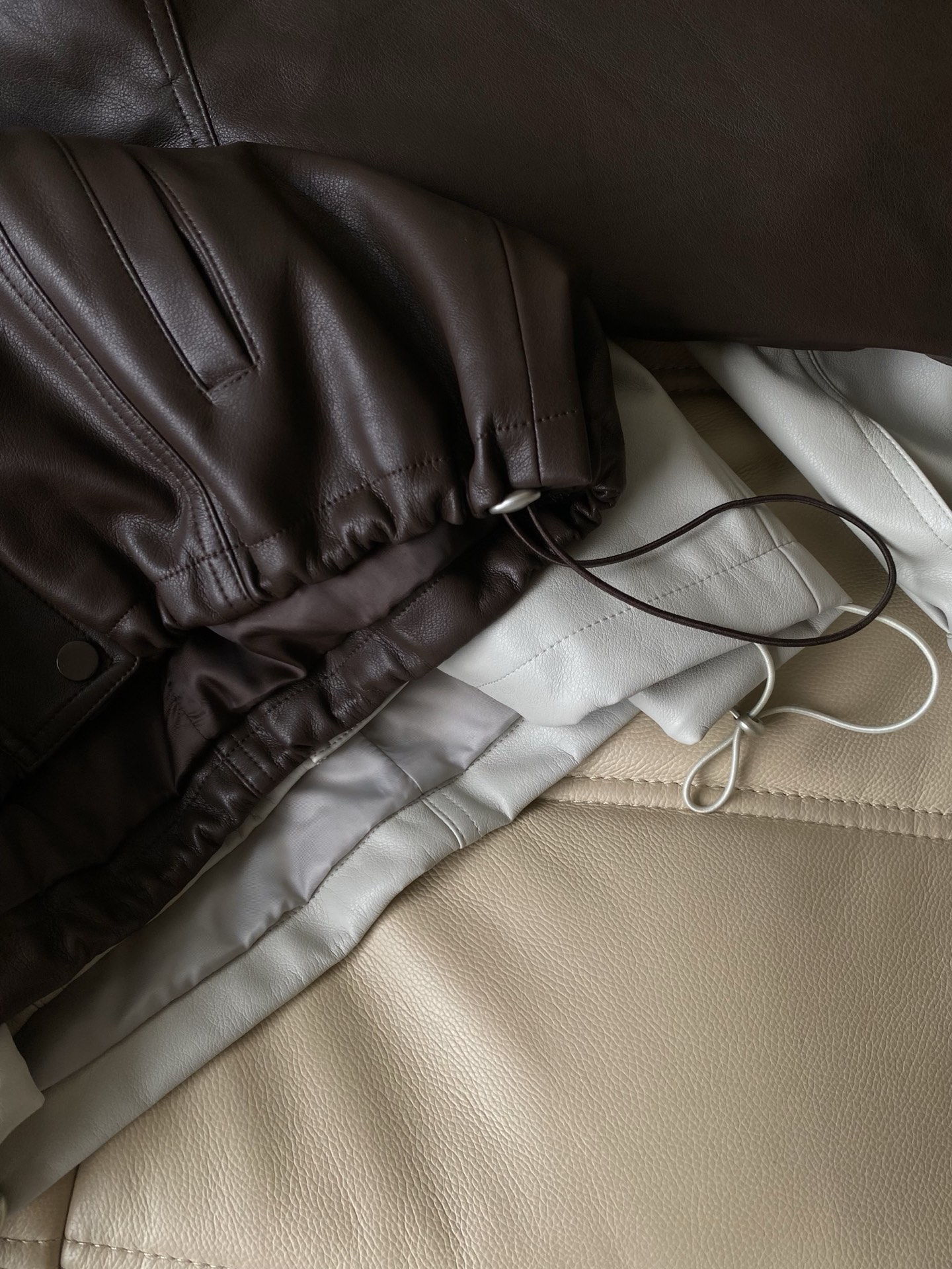 25。F秋冬蛋白皮夹克外套 这款夹克采用PU蛋白皮手感软糯不失筋骨感 醇厚的布朗尼棕和米灰色 经典的夹克