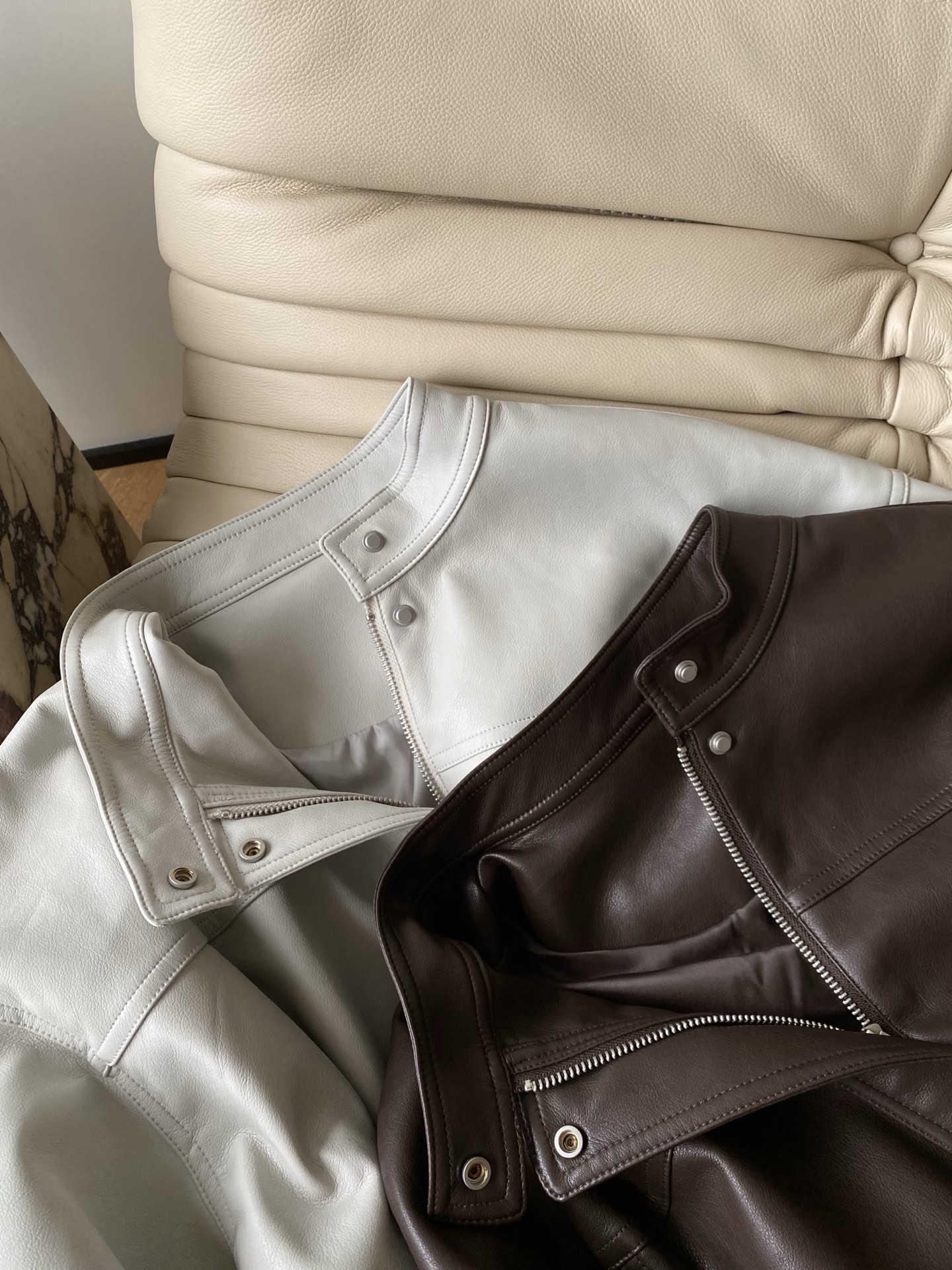 25。F秋冬蛋白皮夹克外套 这款夹克采用PU蛋白皮手感软糯不失筋骨感 醇厚的布朗尼棕和米灰色 经典的夹克