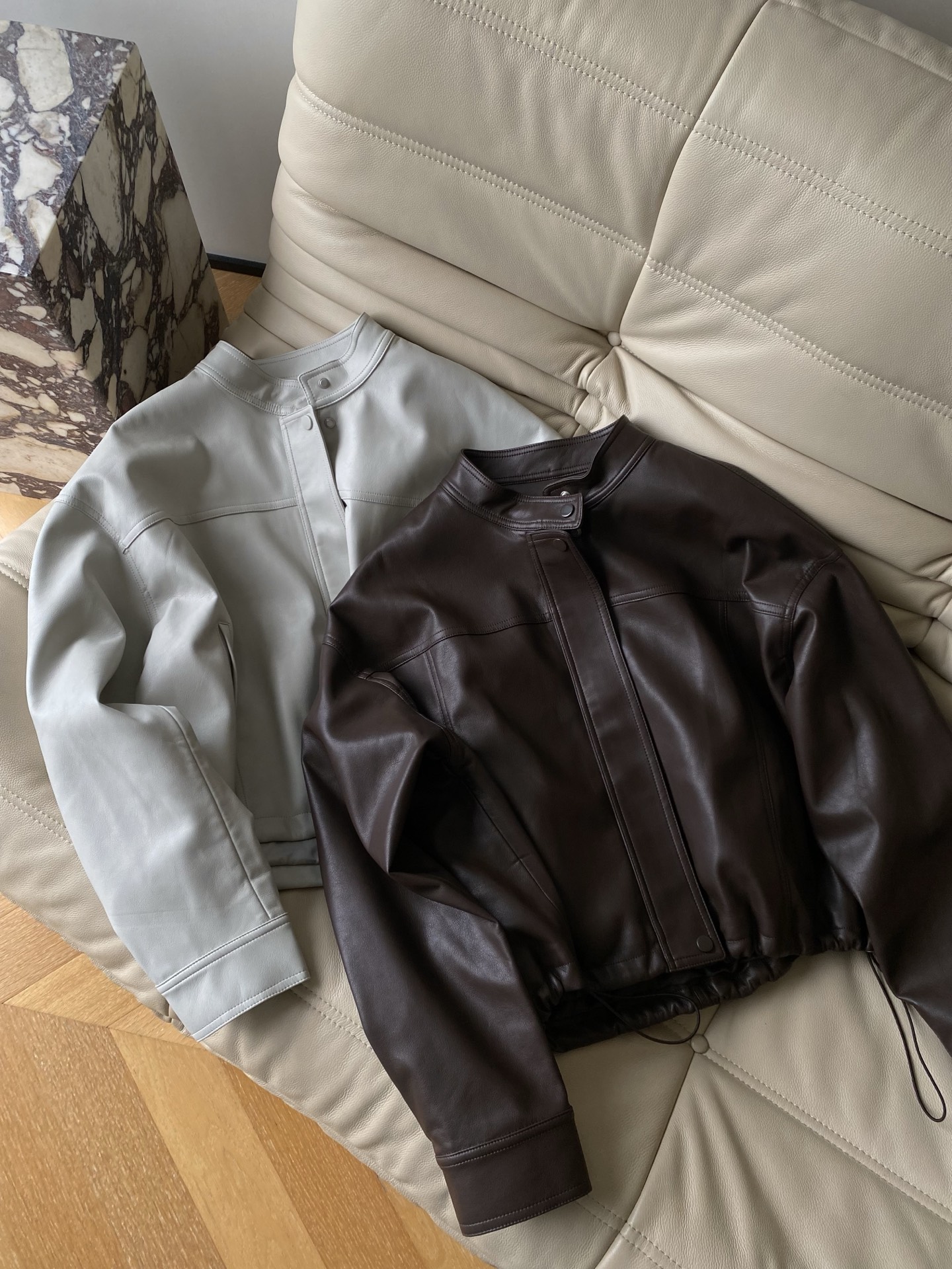 25。F秋冬蛋白皮夹克外套 这款夹克采用PU蛋白皮手感软糯不失筋骨感 醇厚的布朗尼棕和米灰色 经典的夹克