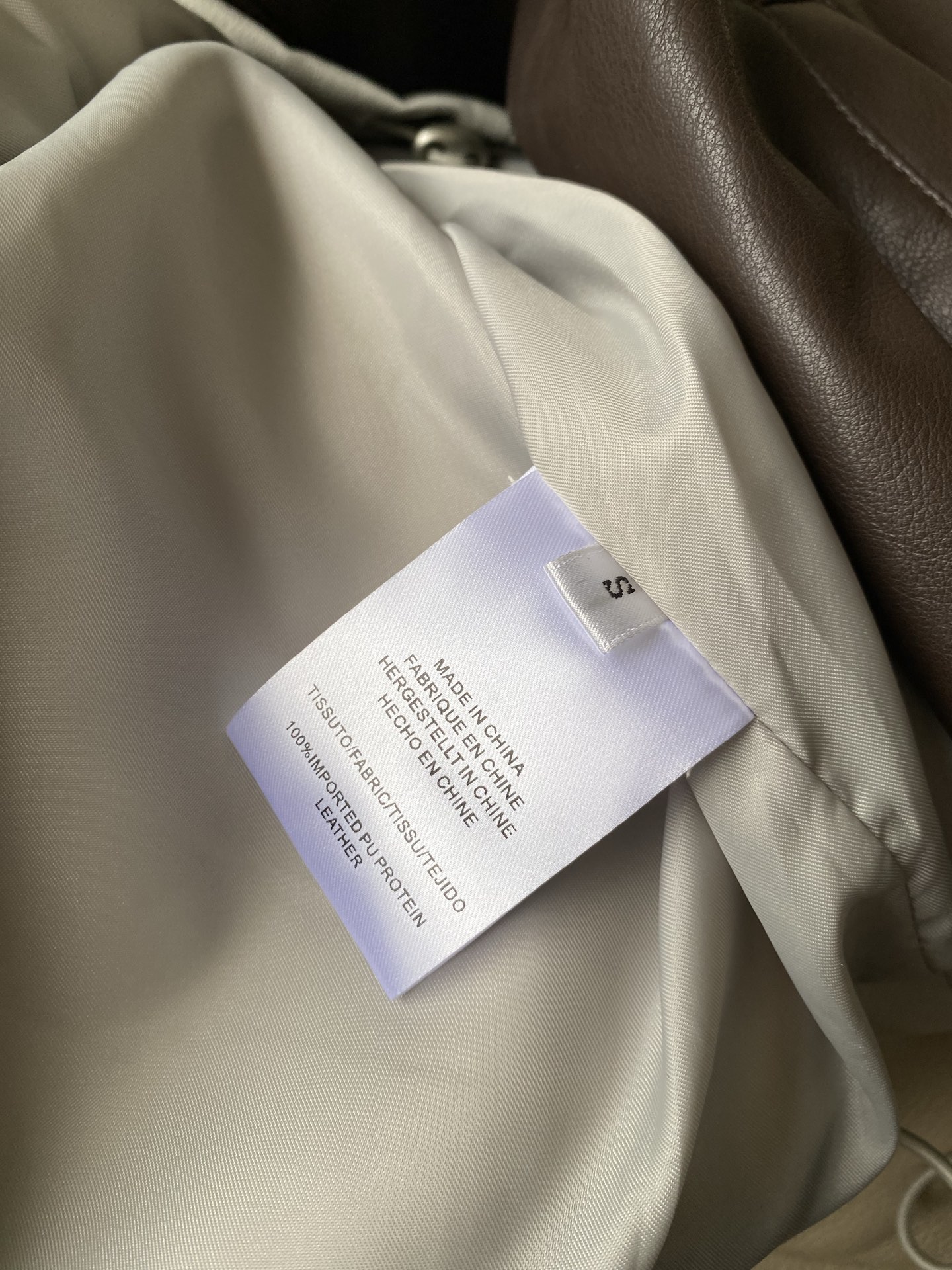 25。F秋冬蛋白皮夹克外套 这款夹克采用PU蛋白皮手感软糯不失筋骨感 醇厚的布朗尼棕和米灰色 经典的夹克