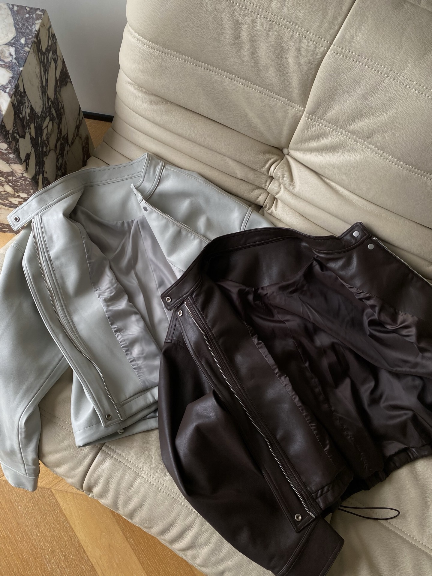 25。F秋冬蛋白皮夹克外套 这款夹克采用PU蛋白皮手感软糯不失筋骨感 醇厚的布朗尼棕和米灰色 经典的夹克