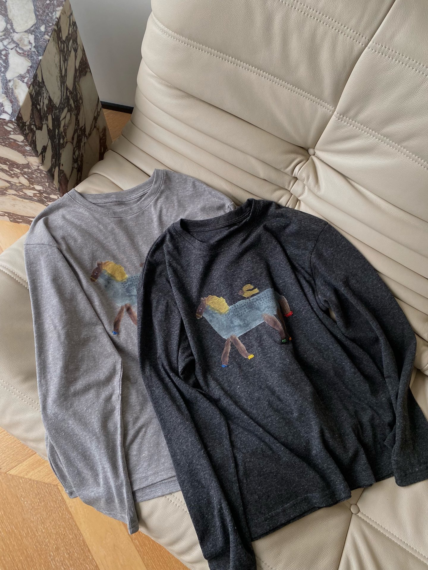 25。F秋冬 小众设计趣味马图案长袖T恤 采用优质棉面料 上身自带从容慵懒享受 大身小马钉珠点缀时髦外穿