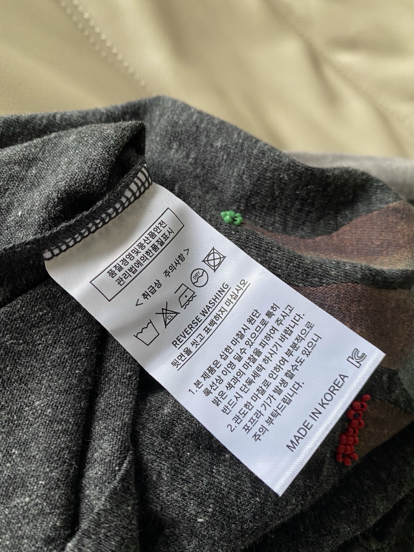 25。F秋冬 小众设计趣味马图案长袖T恤 采用优质棉面料 上身自带从容慵懒享受 大身小马钉珠点缀时髦外穿