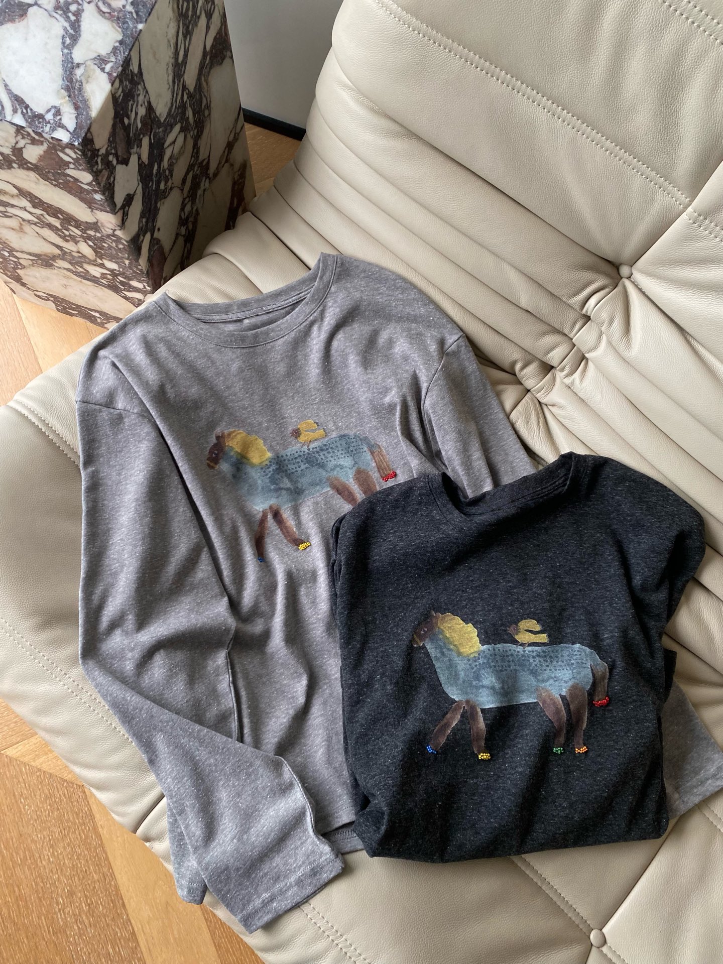 25。F秋冬 小众设计趣味马图案长袖T恤 采用优质棉面料 上身自带从容慵懒享受 大身小马钉珠点缀时髦外穿