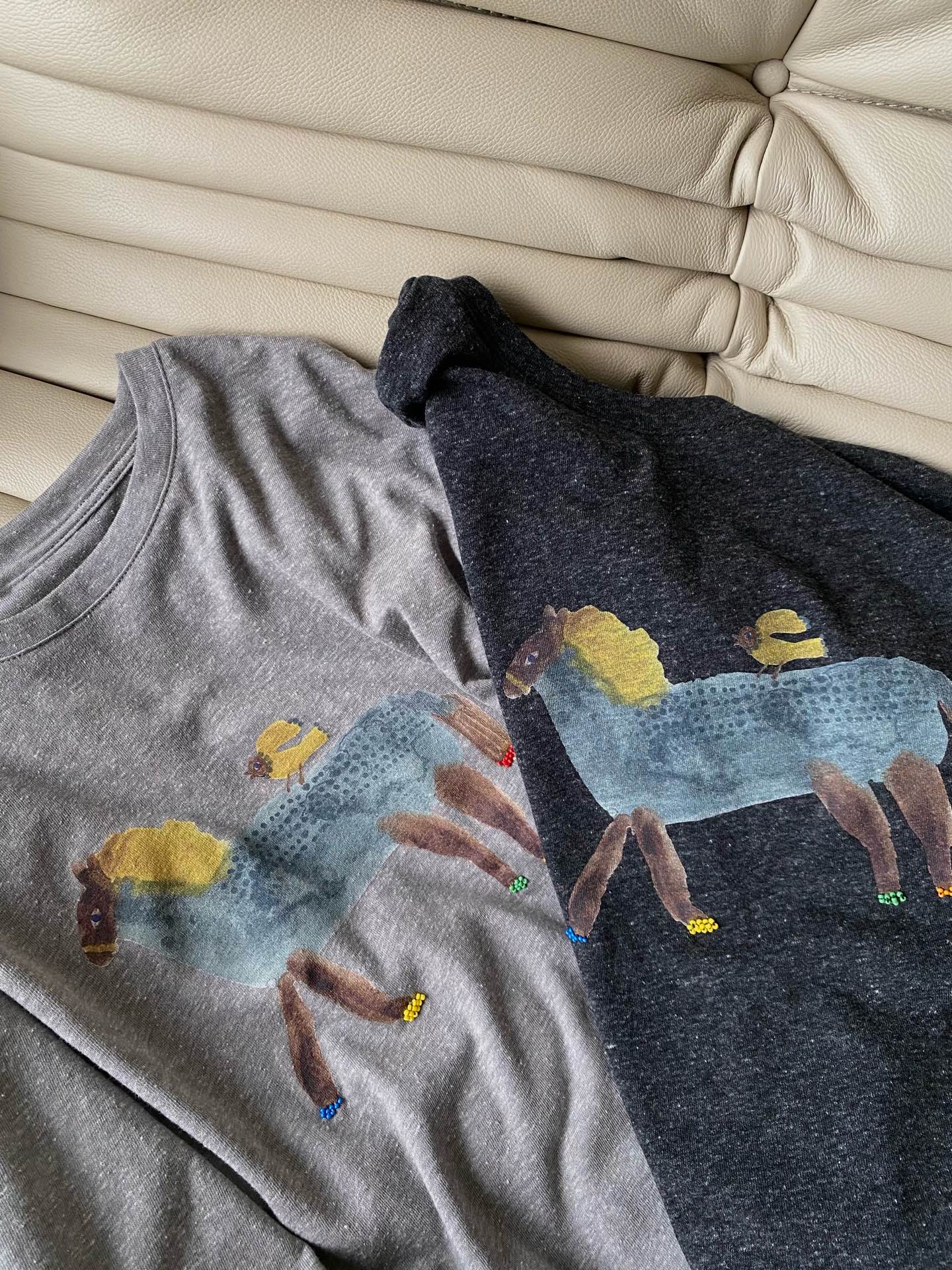 25。F秋冬 小众设计趣味马图案长袖T恤 采用优质棉面料 上身自带从容慵懒享受 大身小马钉珠点缀时髦外穿