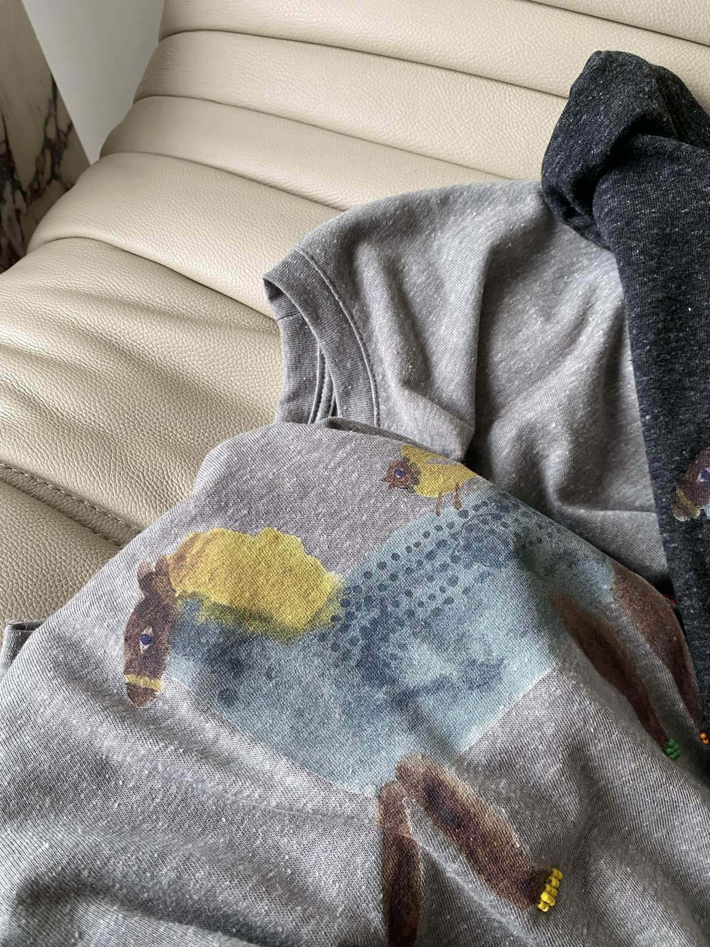 25。F秋冬 小众设计趣味马图案长袖T恤 采用优质棉面料 上身自带从容慵懒享受 大身小马钉珠点缀时髦外穿