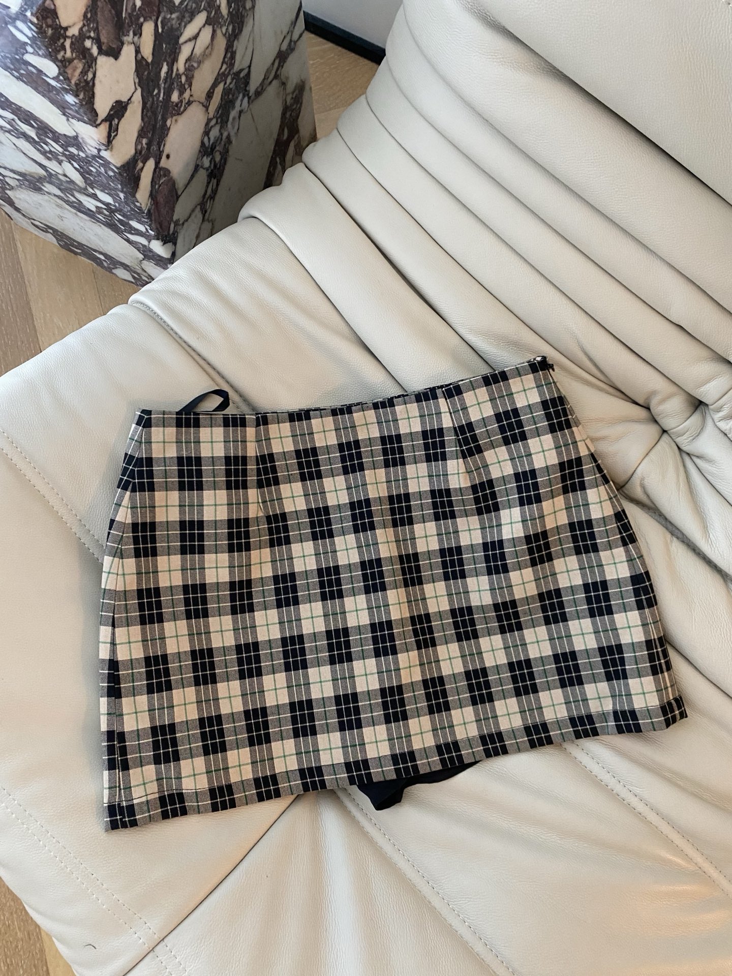 25。F秋冬 in风迷你包臀裙 小高腰A字裙身可以带来多方面的修饰身材效果合体的裁剪 方便穿脱进阶辣妹包