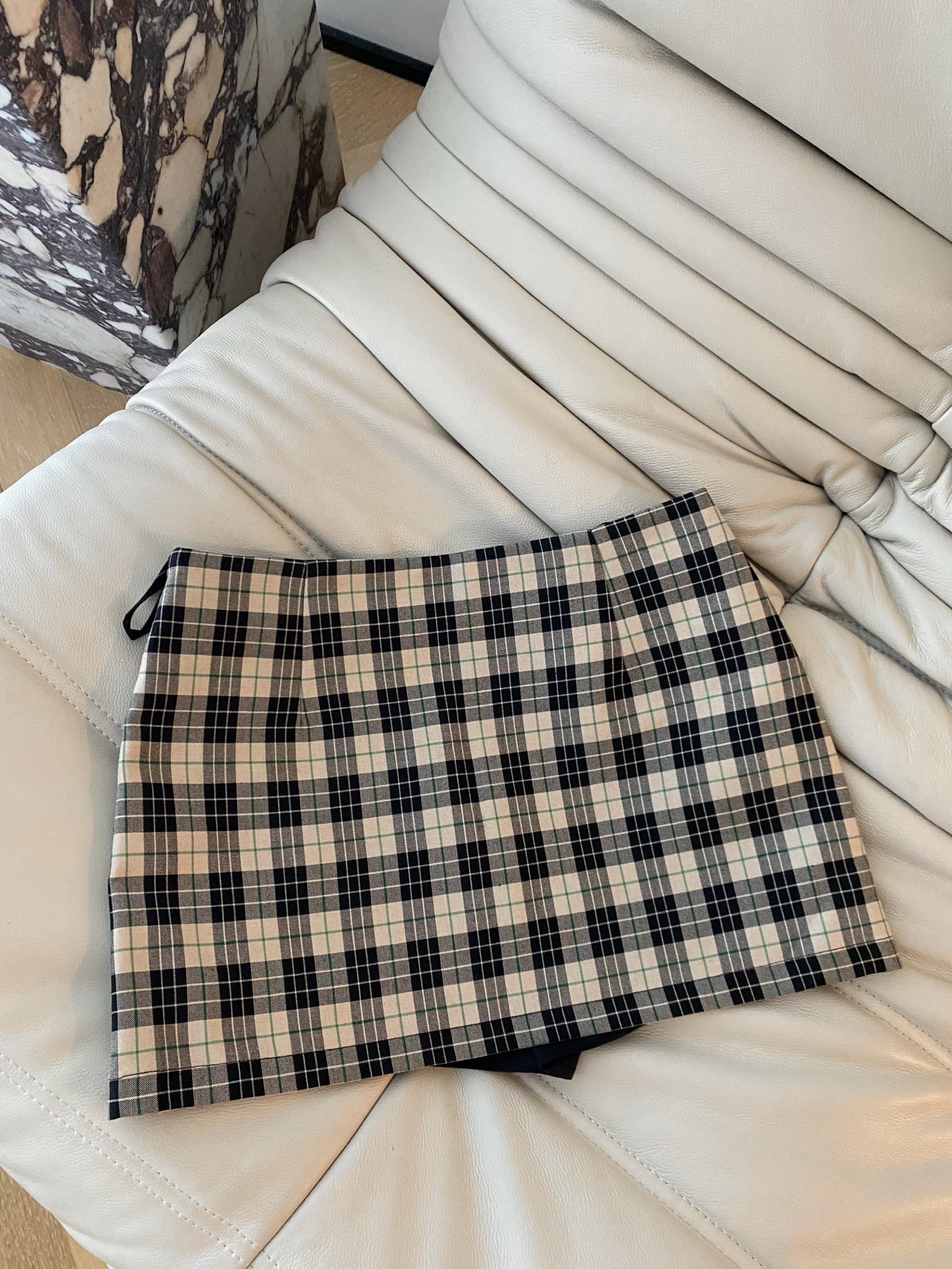 25。F秋冬 in风迷你包臀裙 小高腰A字裙身可以带来多方面的修饰身材效果合体的裁剪 方便穿脱进阶辣妹包