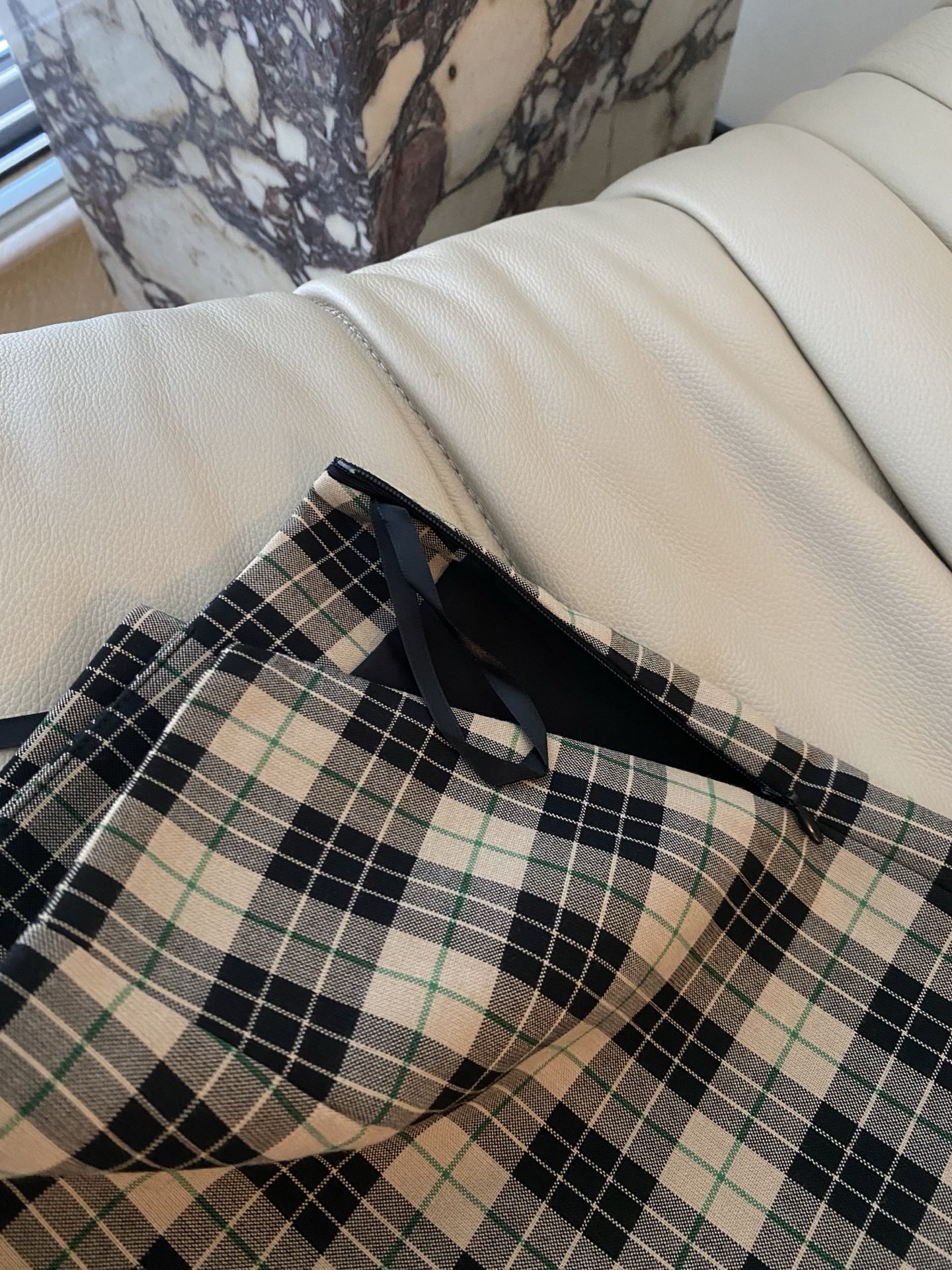 25。F秋冬 in风迷你包臀裙 小高腰A字裙身可以带来多方面的修饰身材效果合体的裁剪 方便穿脱进阶辣妹包