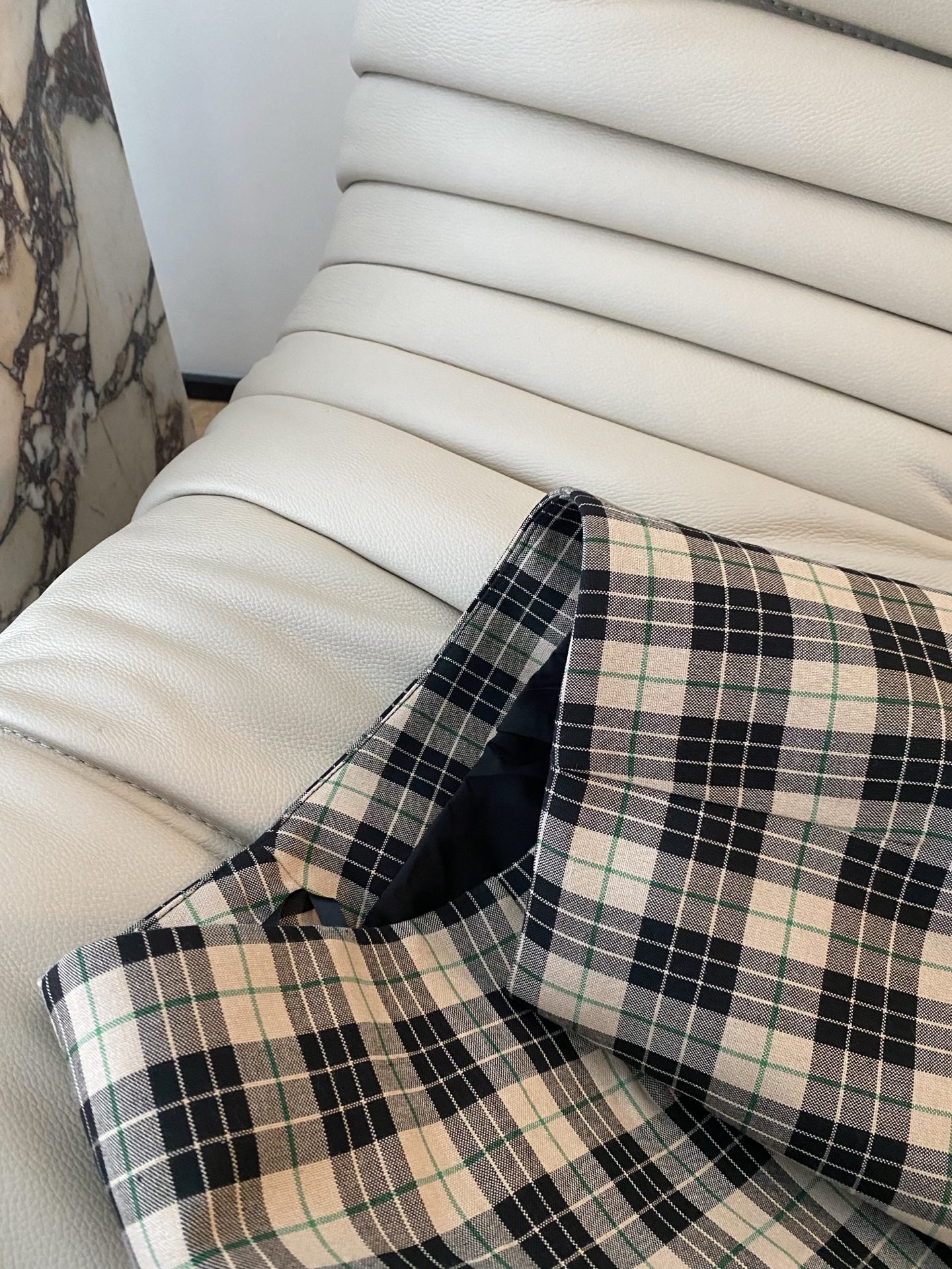 25。F秋冬 in风迷你包臀裙 小高腰A字裙身可以带来多方面的修饰身材效果合体的裁剪 方便穿脱进阶辣妹包