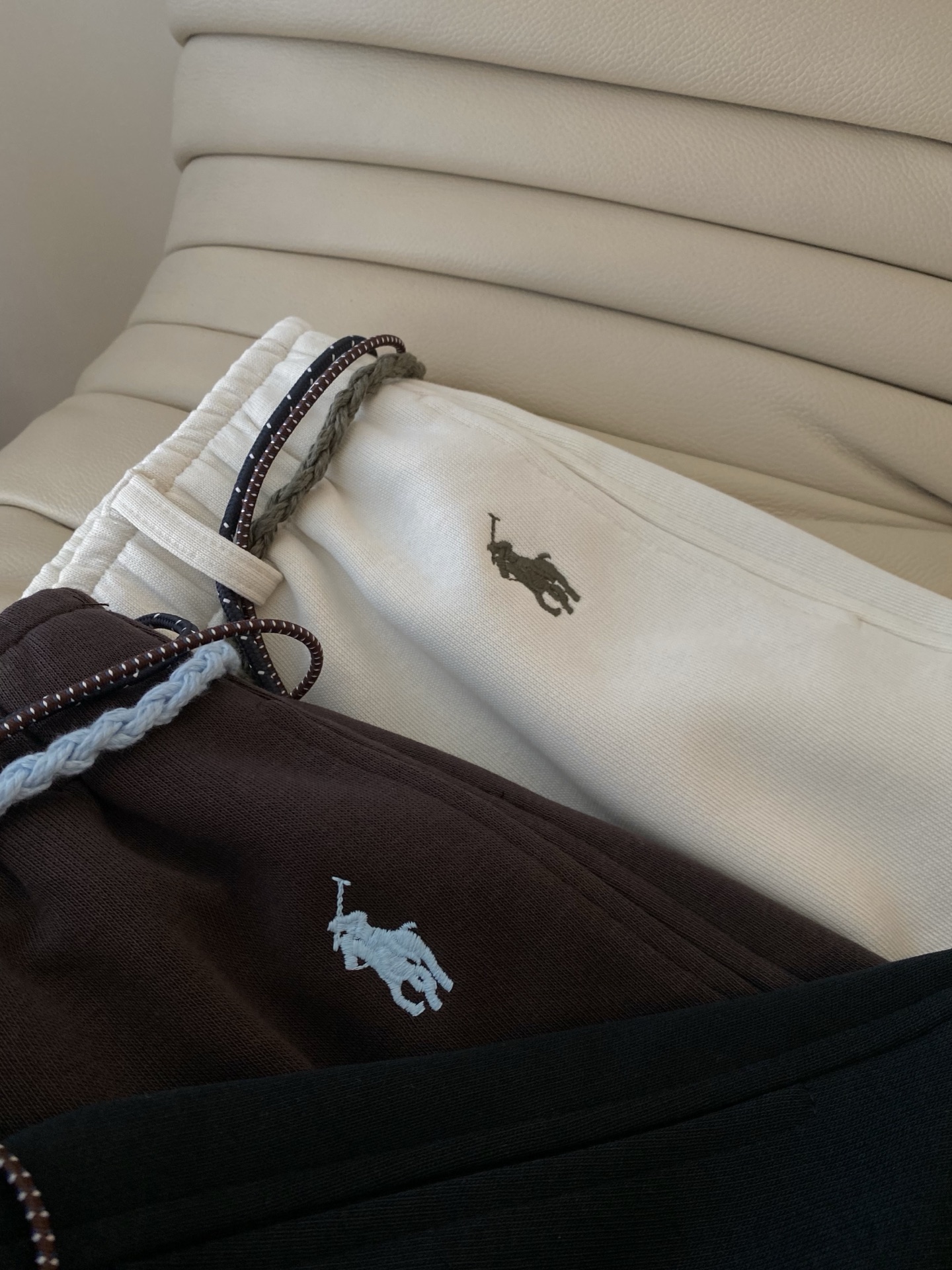 25。F秋冬 极简织带休闲裤 基础随性宽腿长裤裤型笔直 纯棉保暖 配了与腰头颜色不一样的织带抽绳 松紧腰