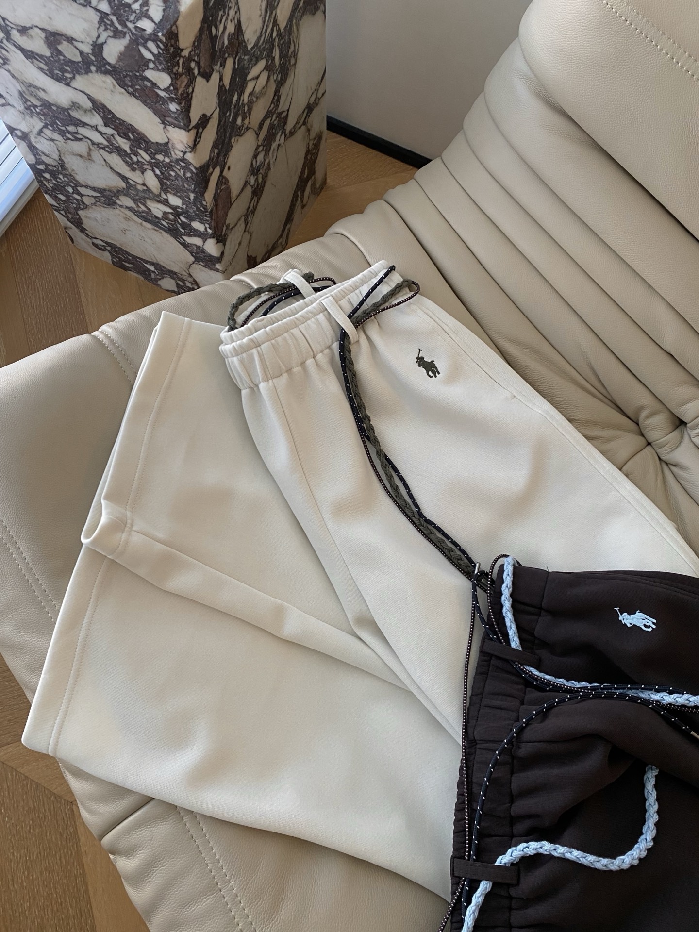 25。F秋冬 极简织带休闲裤 基础随性宽腿长裤裤型笔直 纯棉保暖 配了与腰头颜色不一样的织带抽绳 松紧腰