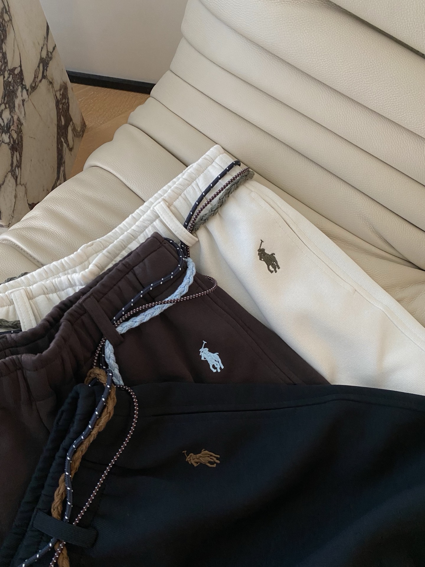 25。F秋冬 极简织带休闲裤 基础随性宽腿长裤裤型笔直 纯棉保暖 配了与腰头颜色不一样的织带抽绳 松紧腰