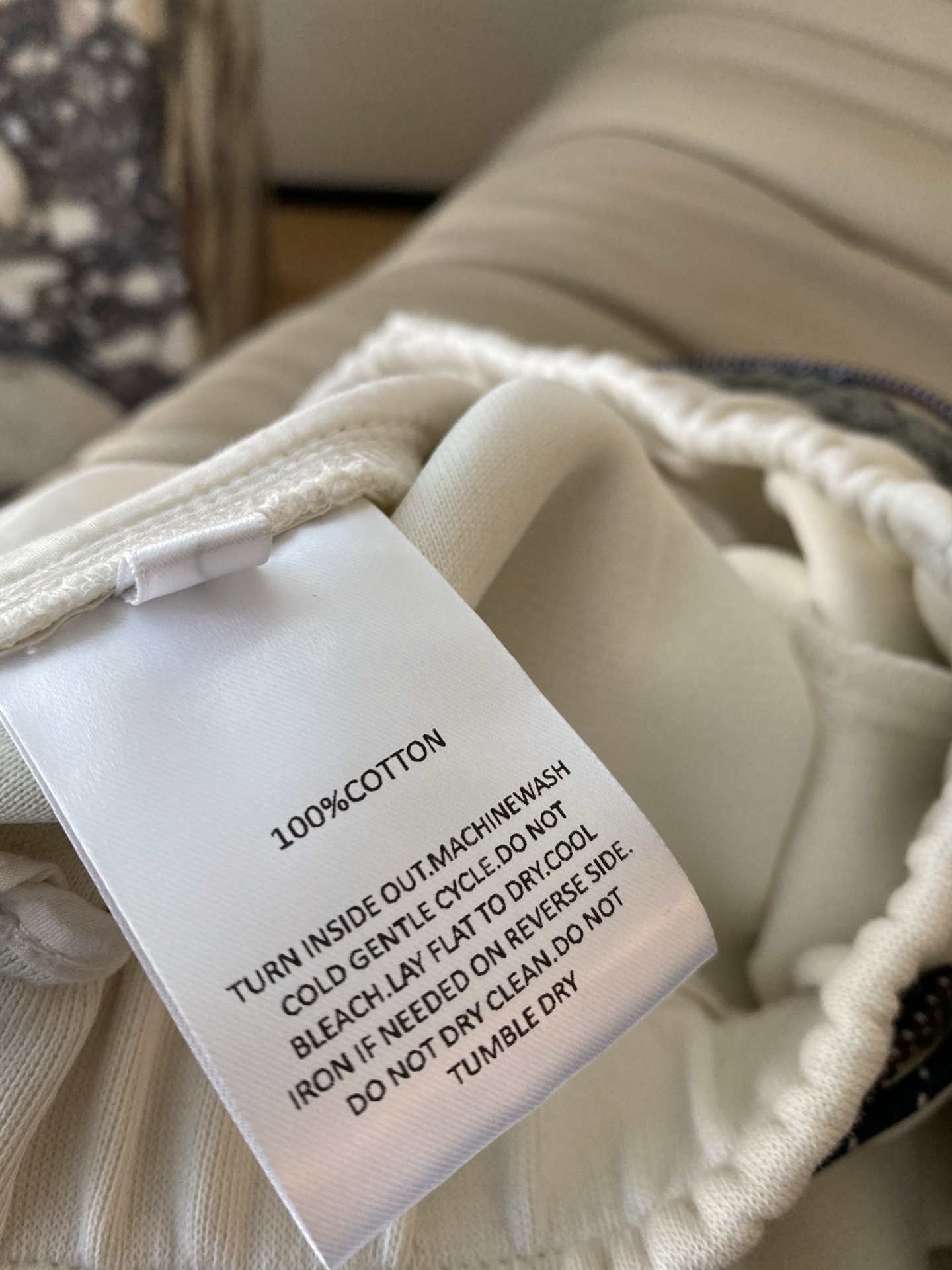 25。F秋冬 极简织带休闲裤 基础随性宽腿长裤裤型笔直 纯棉保暖 配了与腰头颜色不一样的织带抽绳 松紧腰