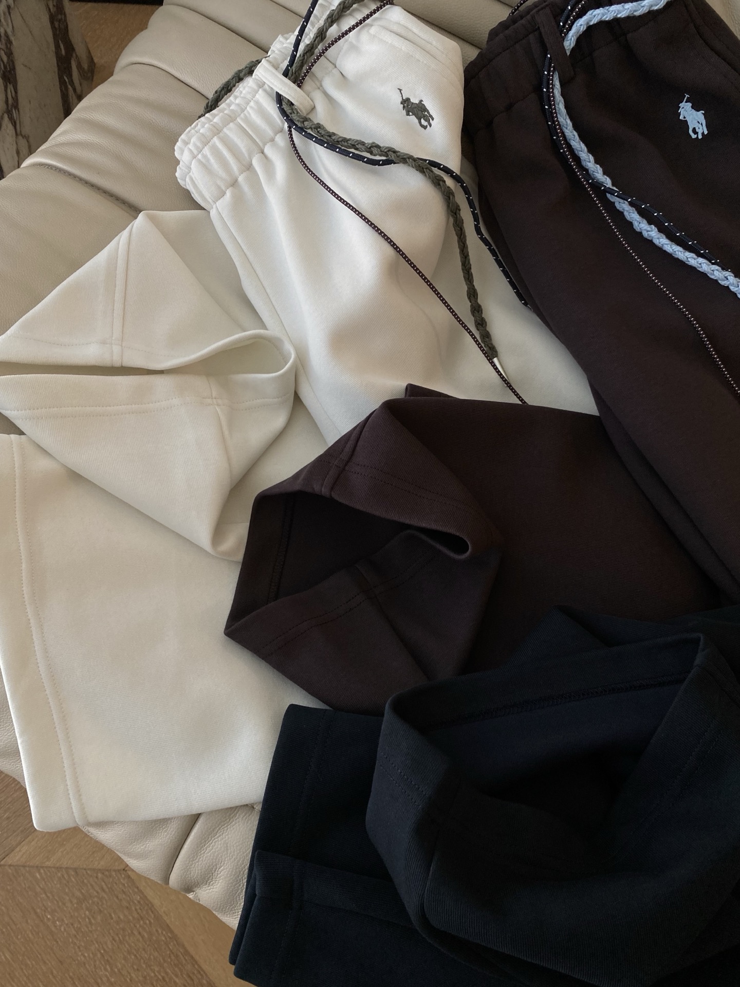 25。F秋冬 极简织带休闲裤 基础随性宽腿长裤裤型笔直 纯棉保暖 配了与腰头颜色不一样的织带抽绳 松紧腰