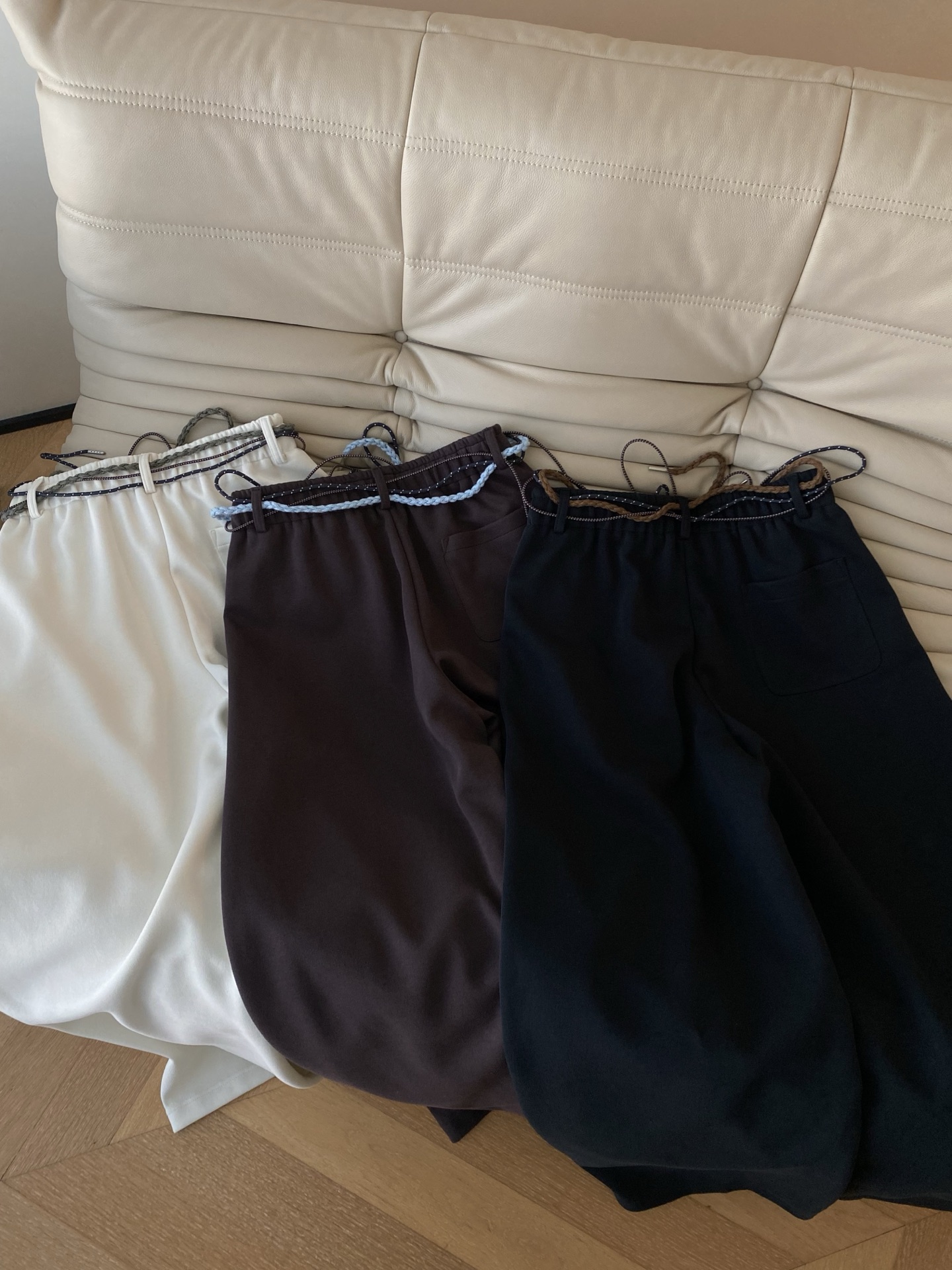 25。F秋冬 极简织带休闲裤 基础随性宽腿长裤裤型笔直 纯棉保暖 配了与腰头颜色不一样的织带抽绳 松紧腰