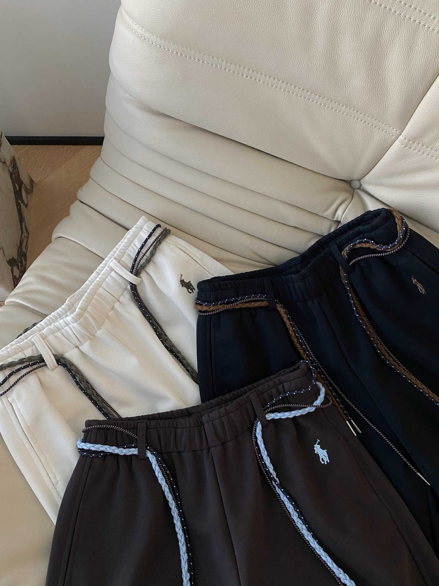 25。F秋冬 极简织带休闲裤 基础随性宽腿长裤裤型笔直 纯棉保暖 配了与腰头颜色不一样的织带抽绳 松紧腰