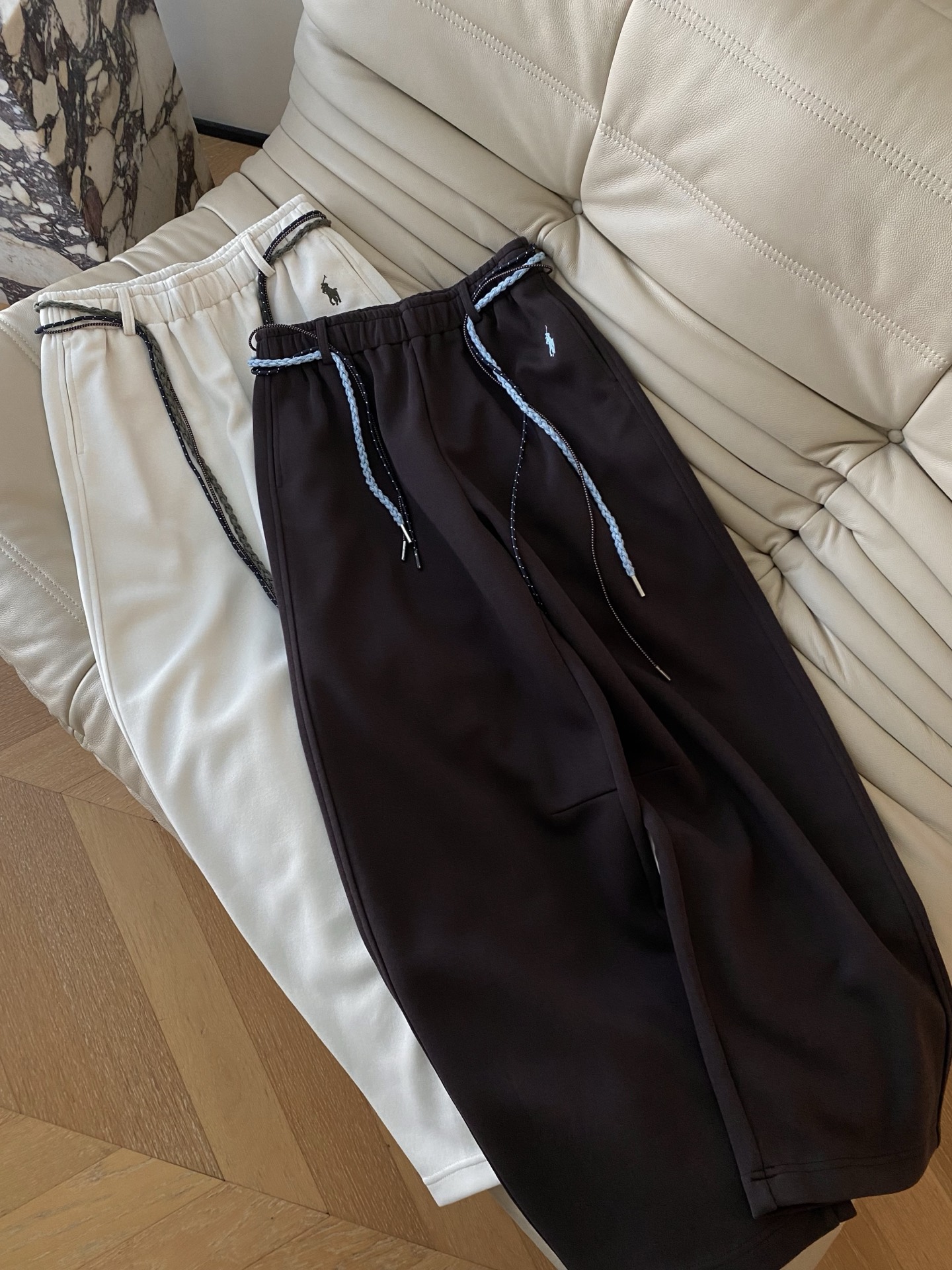 25。F秋冬 极简织带休闲裤 基础随性宽腿长裤裤型笔直 纯棉保暖 配了与腰头颜色不一样的织带抽绳 松紧腰