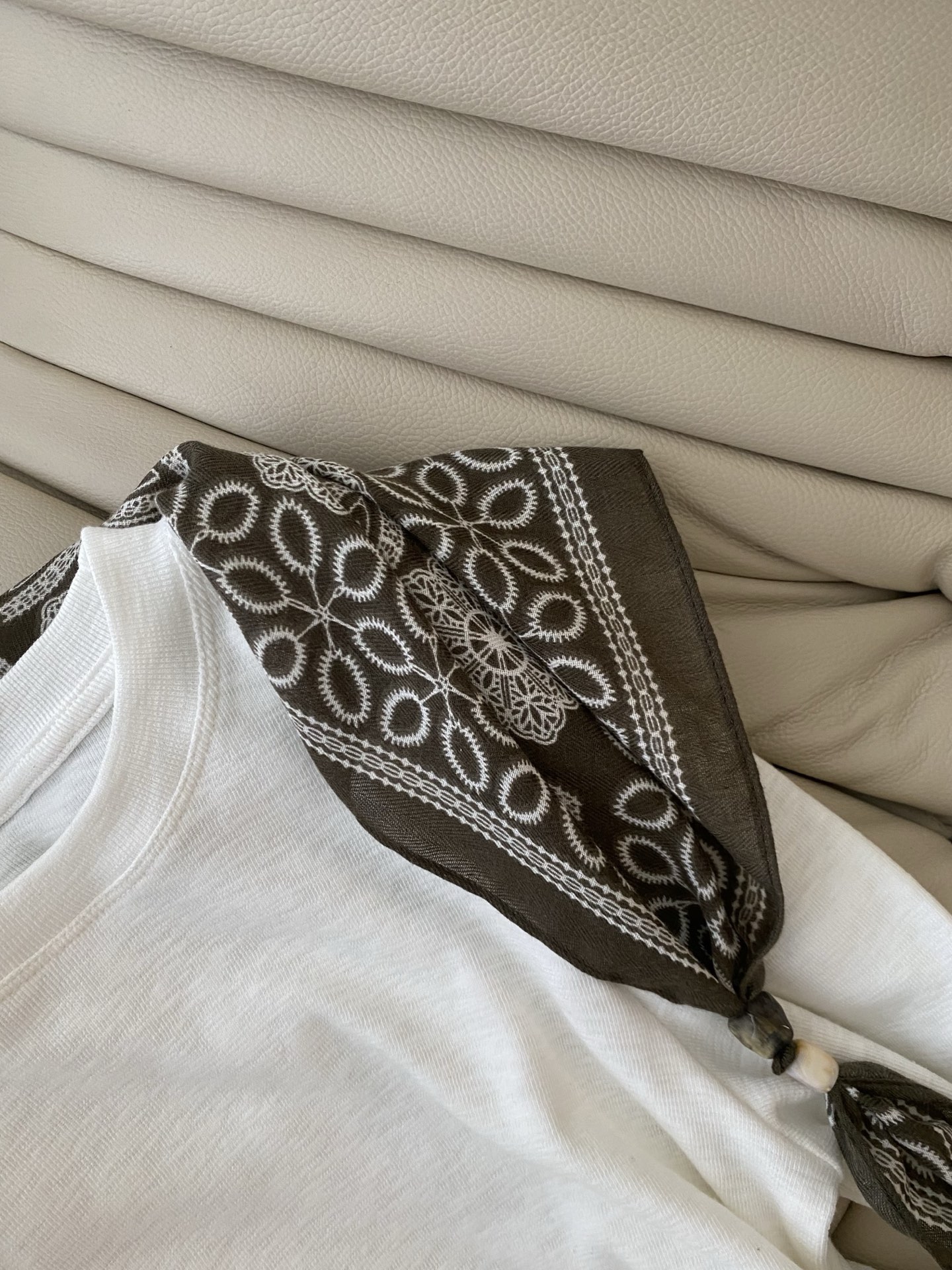 25。F秋冬 圆领长袖披肩两件套打底外穿T恤 这件属于内搭基础不挑 单穿也很好看 带有弹力简洁的圆领版型