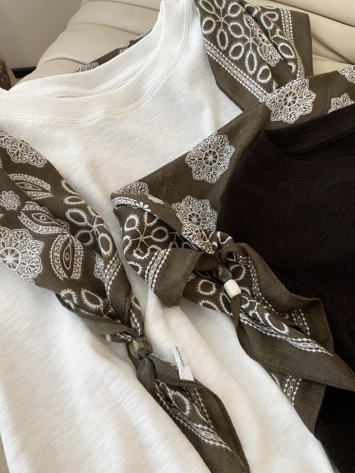 25。F秋冬 圆领长袖披肩两件套打底外穿T恤 这件属于内搭基础不挑 单穿也很好看 带有弹力简洁的圆领版型