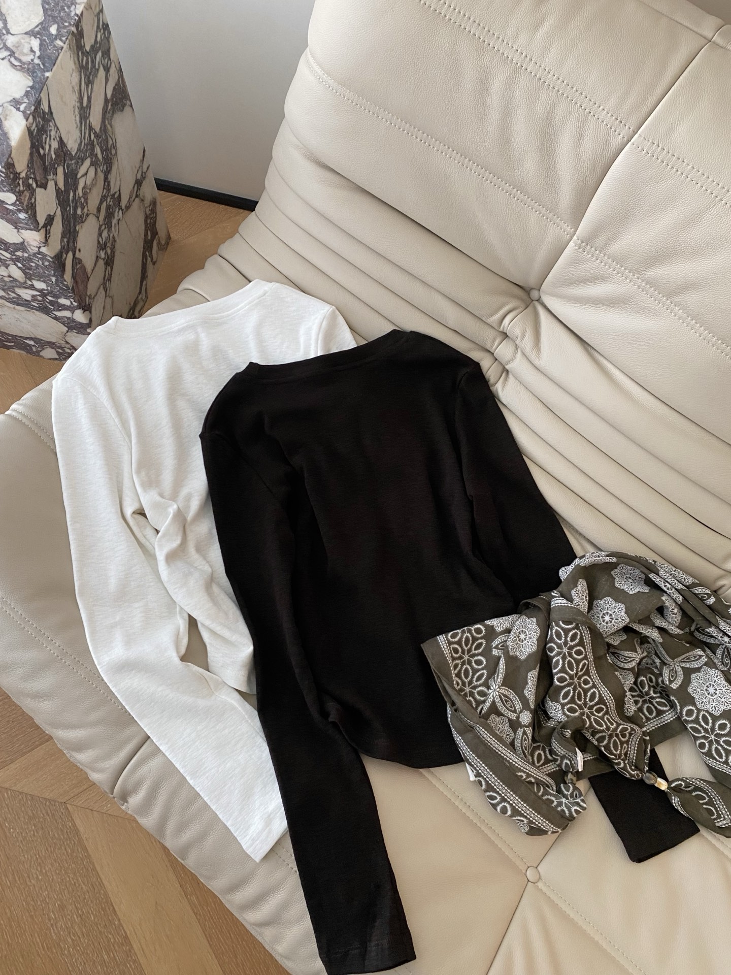 25。F秋冬 圆领长袖披肩两件套打底外穿T恤 这件属于内搭基础不挑 单穿也很好看 带有弹力简洁的圆领版型