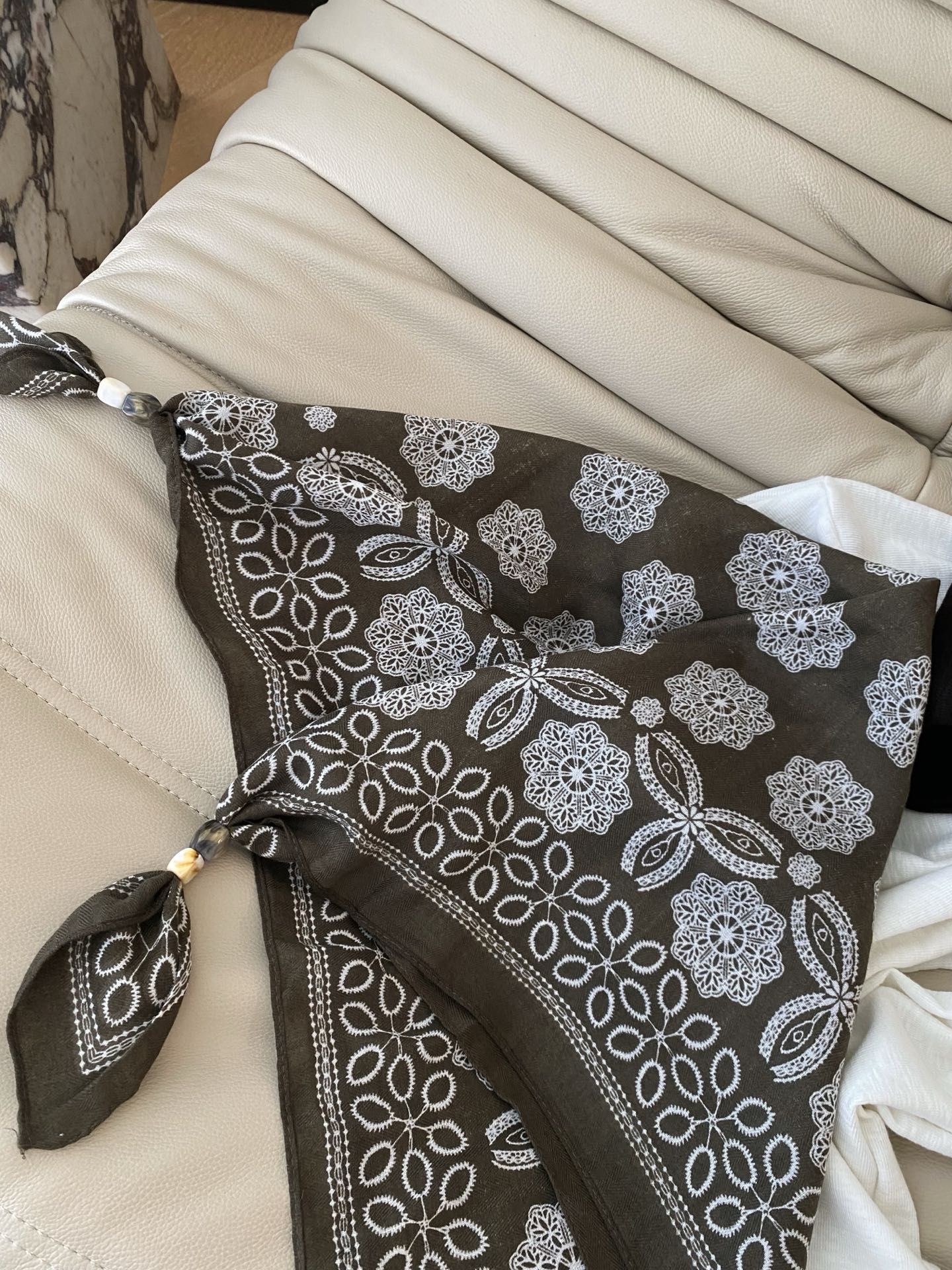 25。F秋冬 圆领长袖披肩两件套打底外穿T恤 这件属于内搭基础不挑 单穿也很好看 带有弹力简洁的圆领版型