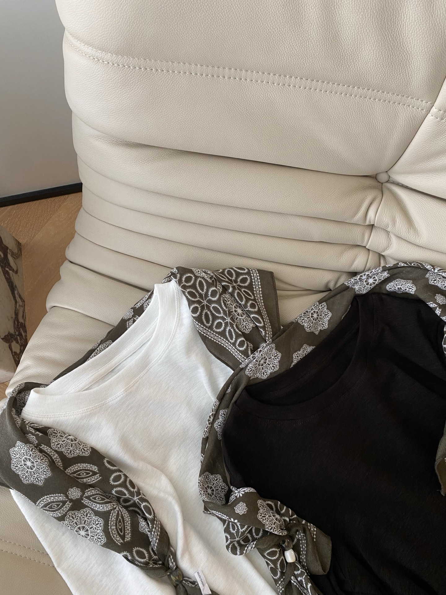 25。F秋冬 圆领长袖披肩两件套打底外穿T恤 这件属于内搭基础不挑 单穿也很好看 带有弹力简洁的圆领版型